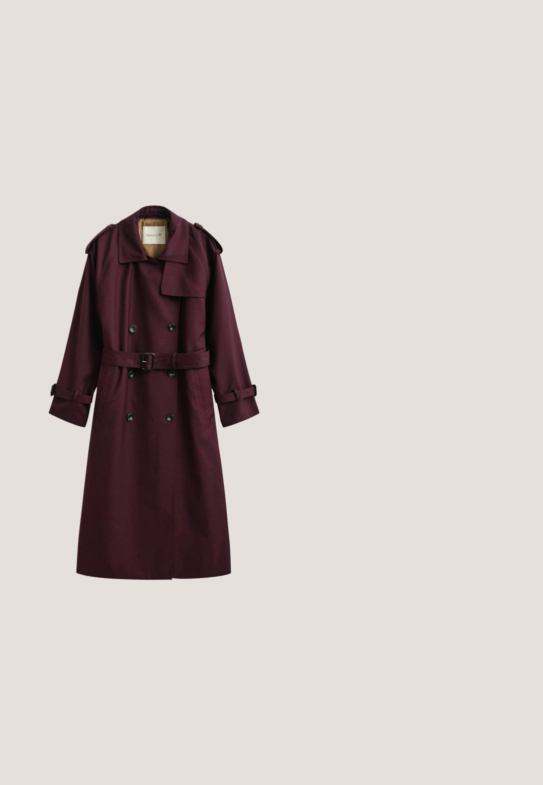 Lange bordeauxrode dubbelgeknoopte trenchcoat met riem, schouderepauletten, manchetbands en een brede kraag op een witte achtergrond.; Mouwloze, lange jurk van een donkere stof met abstracte rode en blauwe bloemmotieven en geplooide details aan de zijkant.; Glanzende donkerrode lakleren damesschoen met een puntige neus en lage kittenhak op een egale witte achtergrond.; Bordeauxkleurige zonnebril met rechthoekige monturen en bruine lenzen. Voorzien van gouden accenten op de steunen voor extra detail.; Bordeaux leren handtas met een gebogen vorm, dubbele handvatten, ritssluiting en subtiele stiksels. Gladde, hoogglanzende afwerking.; Oorbellen met goudkleurige afwerking, rode gemarmerde kralen en gestructureerde ringen. Bevat twee stijlen: gebogen ontwerpen en een kralenaccent, allemaal met een glanzende afwerking.