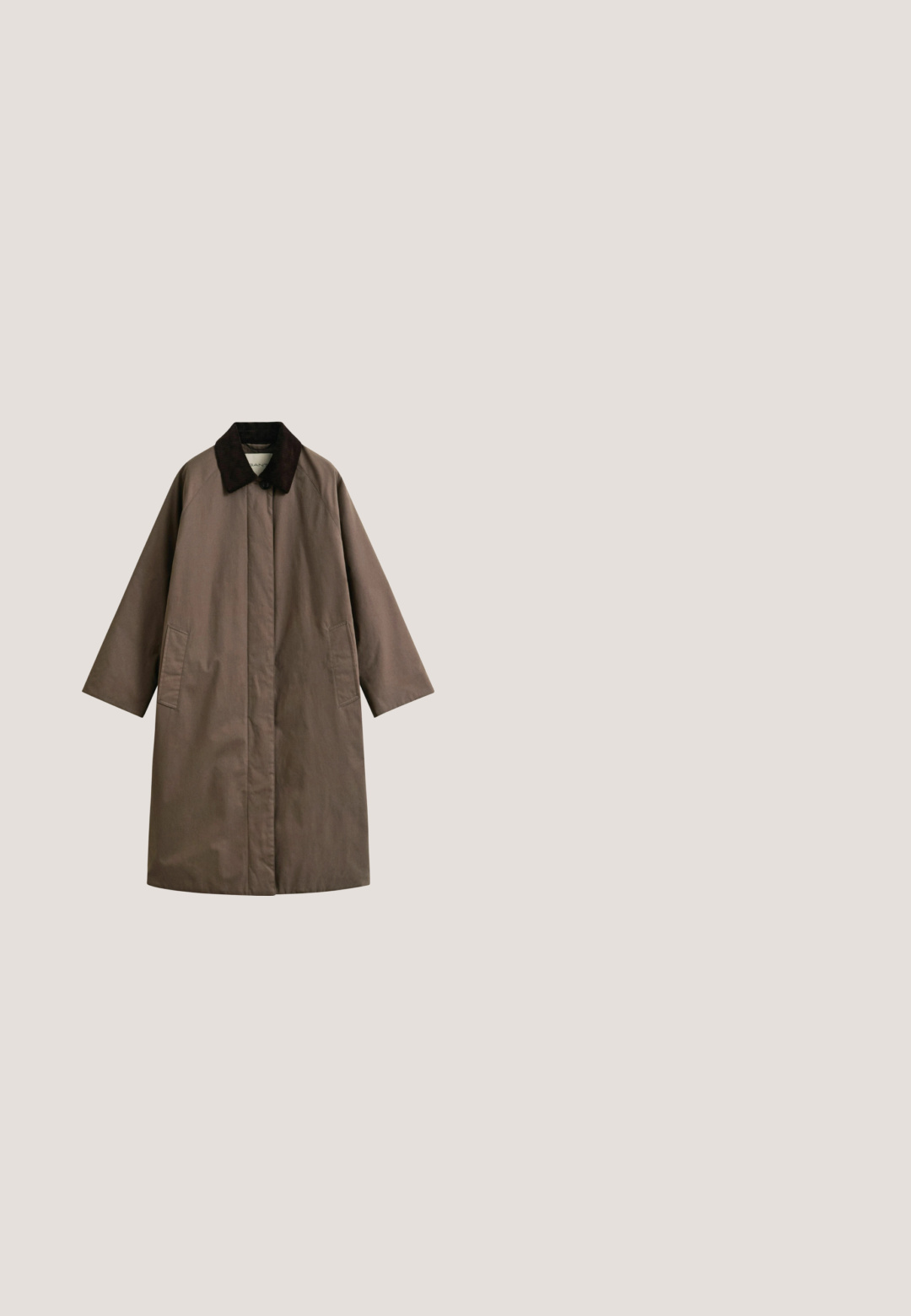 Lange bruine jas met een donkere kraag, verborgen knopen aan de voorkant en twee zakken aan de zijkant, getoond op een witte achtergrond.; Donkerbruine, langemouwige cardigan met knopen, ronde halslijn en geribde manchetten en zoom, plat gelegd op een witte achtergrond.; Bruine lange mouwen shirt met witte horizontale strepen en een ronde hals, plat gelegd op een witte achtergrond.; Donkerblauwe jeans van denim, met een recht model, vijf-pocketstijl en stiksels met een knoopsluiting.; Bruine suède lage sneaker met wit "V" logo en hielstuk, witte veters en een rubberen buitenzool.; Donkerbruine suède handtas met twee handvatten en een dunne riem met gesp aan de voorkant tegen een witte achtergrond.