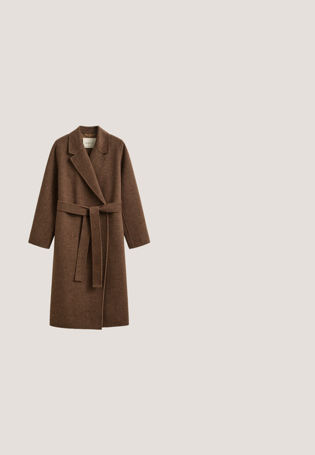 Manteau long marron à carreaux avec ceinture, larges revers et manches longues, en tissu texturé.; Pull cropped couleur crème avec un col montant, présentant un motif de tricot en torsades texturé et de longues manches légèrement bouffantes.; Vero Moda VMTESSA WIDE PANTS - Pantalon classique - chocolate torte; Bottine en cuir marron avec des panneaux élastiques sur les côtés, bout rond et semelle en caoutchouc noir texturé. Comprend des coutures contrastées et une languette.; Écharpe tricotée marron clair avec un motif torsadé, des extrémités côtelées et un petit logo brodé bleu foncé près d'un bord.; Sac en cuir marron à bandoulière avec des bords arrondis, fermeture à rabat magnétique et quincaillerie dorée. Sangle ajustable pour plus de polyvalence.