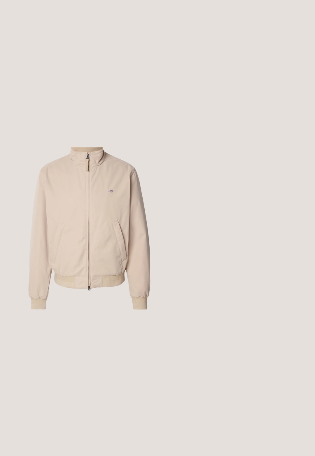 GANT HAMPSHIRE JACKET - Lichte jas - concrete beige; Blauwe hoodie van zachte stof, met een voorzak in kangoeroestijl, een trekkoordkap en een centraal grafisch logo met tekst in rood en wit.; Marineblauw katoenen T-shirt met een ronde hals, korte mouwen en een vooropdruk met "GANT 1949" in het wit. Huidige textuur, klassieke pasvorm.; Beige corduroy flare-pantalon met een knoop- en ritsluiting, voorzien van vijf zakken en zichtbare naden langs de benen. Soepele textuur.; Beige suède enkellaarsjes met zwarte rubberen zool, vetersluiting en een klein logo dat aan de zijkant is gedrukt, voorzien van een trekloop aan de achterkant.; Bruine crossbodytas met zwarte riem, subtiel patroon, voorvak met rits en een klein rechthoekig merkembleem.
