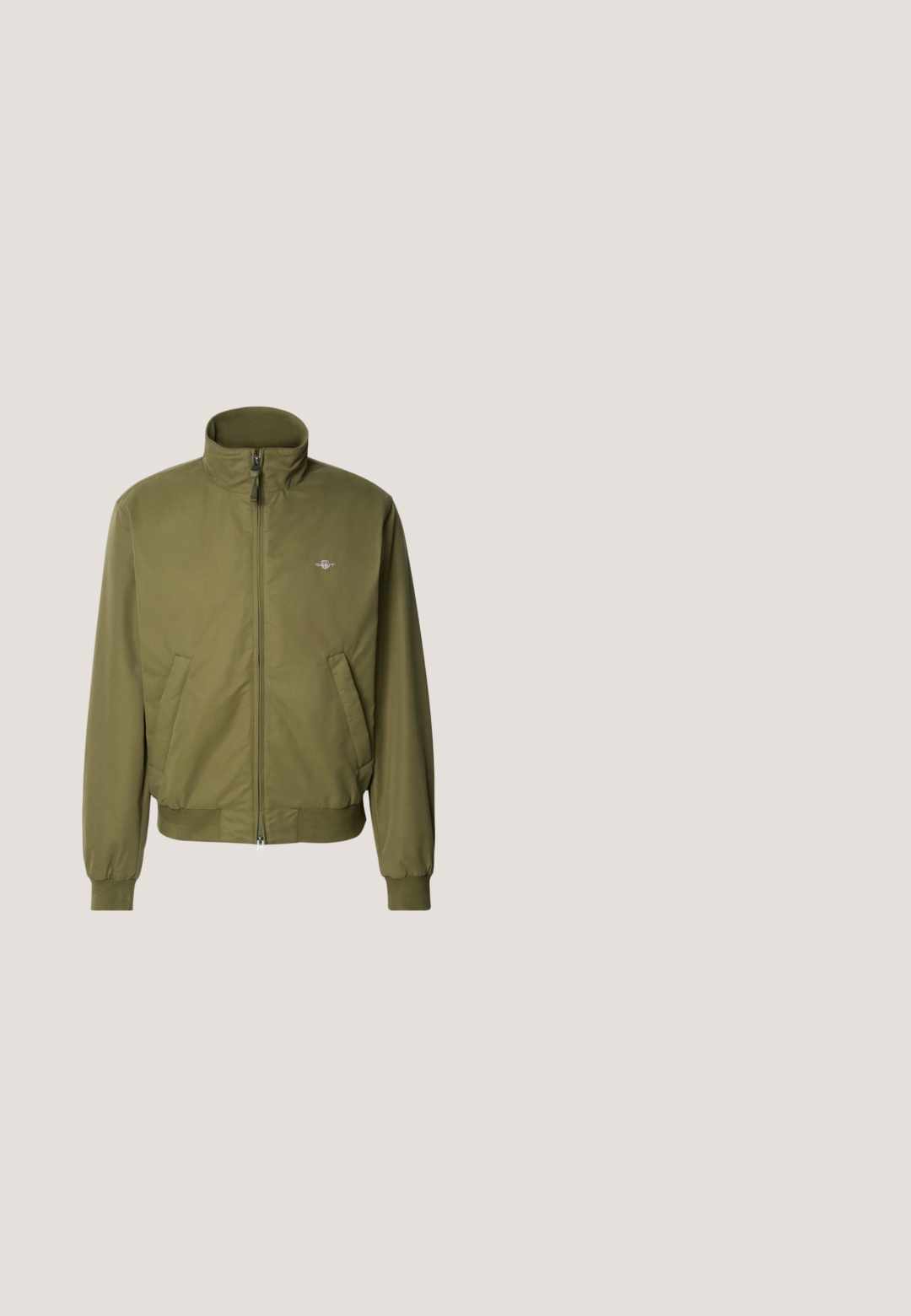 GANT HAMPSHIRE JACKET - Lichte jas - moss green; Grijze hoodie met rits en een gestructureerd ribbelpatroon, lange mouwen, verstelbare koordjes en een losse pasvorm. Zachte stof met capuchon.; Zwart sport T-shirt met korte mouwen en een ronde hals met klein logo op de linkerborst, weergegeven op een effen lichte achtergrond.; Donkergrijze sweatpants gemaakt van zacht materiaal, met een elastische tailleband met trekkoord, gesloten enkels en een klein geel logo op de linker dij.; Witte lage sneaker met instapmodel, gevoerde kraag en treklipje bij de hiel, met een dikke rubberen zool en glad leren bovenwerk.; Zwarte schoudertas met een strak, glad oppervlak, een verstelbare schouderriem en een klein afneembaar zakje met een geometrisch patroon.