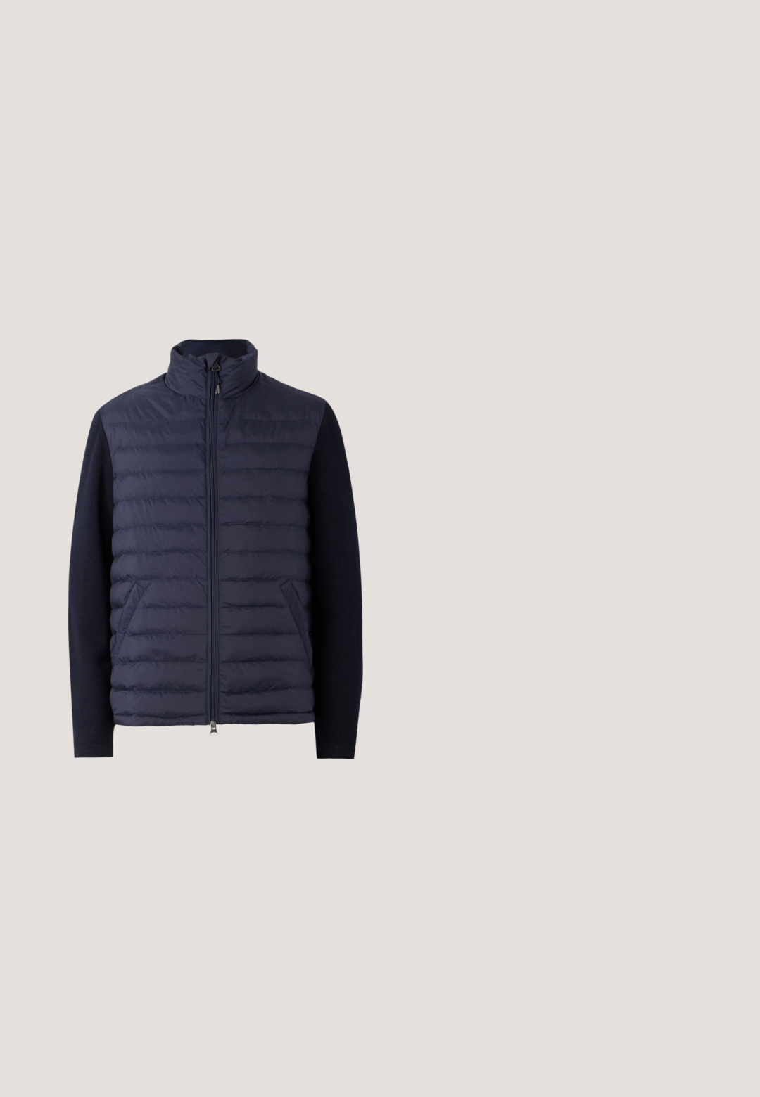 Marine pufferjack met een hoge kraag, ritssluiting aan de voorkant en een met padding gevuld lichaam. Gebreide mouwen en zijzakken zorgen voor een textuurcontrast.; Lichtblauw sweatshirt met lange mouwen en ronde hals met klein zwart "cK" logo op de linkerborst.; Lichtblauw katoenen T-shirt met korte mouwen, ronde hals en klein zwart "cK" logo op de linkerborst.; Lichtblauwe jeans van denim, met een rechte pijp, een normale taillehoogte en subtiele vervaging. Inclusief vijf zakken en een metalen knoop.; Lichtgrijze sneakers met een glad synthetisch bovenwerk, ronde neus en een gestructureerde crème tussenzool. Lichte tan accenten op de hak.; Grijze gewatteerde crossbody tas gemaakt van textuur synthetisch materiaal, met een ritssluiting en een verstelbare schouderband.