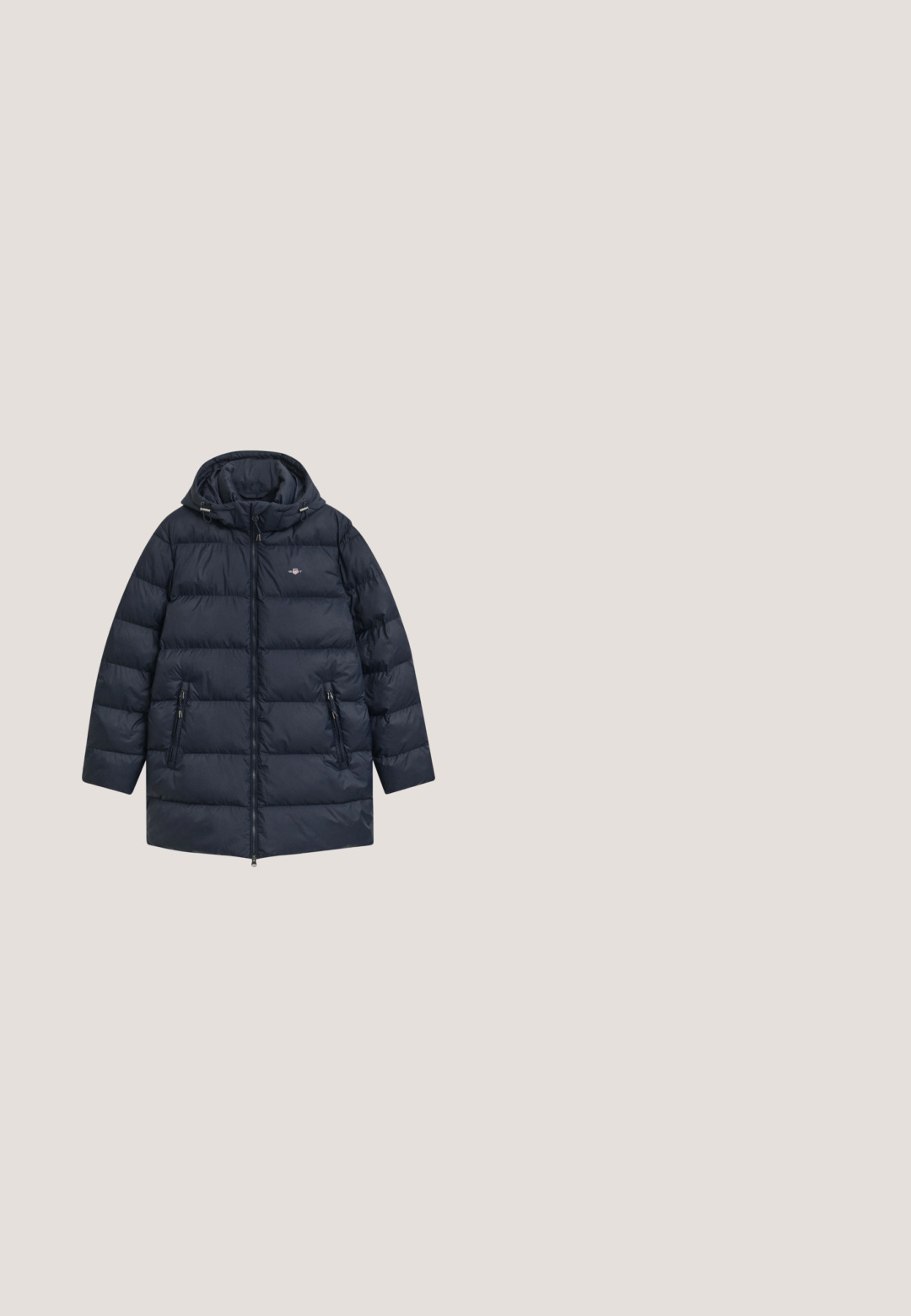 Marineblauwe pufferjas met een capuchon, ritssluiting en twee voorkanten zakken. Heeft een gestikt ontwerp en verstelbare accenten op de capuchon.; Blauwe kabelgebreide trui voor heren met lange mouwen en een halve ritssluiting, geribde kraag en zoom, met een klein geborduurd logo op de borst.; Blauwe poloshirt van katoen, met een kraag, korte mouwen en een klein geborduurd logo op de linkerkant van de borst. Effen textuur.; Donkerblauwe denim jeans met een rechte pijp, knoop- en ritssluiting en voorzakken. Gladde textuur en minimale vervaging.; Marineblauw suède Chelsea boot met zwarte elastische zijpanelen, een trekband met rood, wit en blauwe streep, en een platte rubberen zool.; Marineblauwe duffeltas met een bruine leren bodem en handvatten, een ritssluiting bovenaan en een verstelbare schouderriem, met een klein rechthoekig logo.