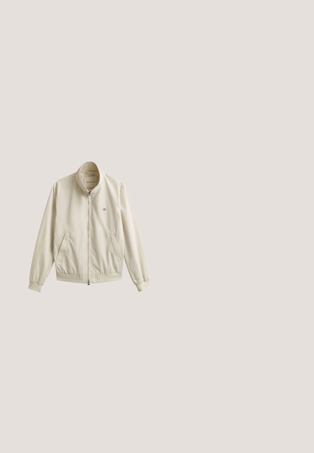 Beige Jacke mit Reißverschluss, Stehkragen, elastischen Bündchen und Saum, zwei Fronttaschen und kleinem, auf der Brust besticktem Logo.; Marineblauer Sweatshirt mit einem orangefarbenen, gestickten "Barbour"-Logo auf der Brust. Der Pullover hat einen Rundhalsausschnitt und lange Ärmel.; Weißes Baumwoll-T-Shirt mit Rundhalsausschnitt, kurzen Ärmeln und einem blauen Emblem mit der Aufschrift "Ralph Lauren New York" auf der linken Brustseite.; Graue Jogginghose mit elastischem Bund, abgeklebten Knöcheln und einem dunkelblauen "GAP"-Logo auf dem linken Oberschenkel. Weicher Baumwollmischstoff.; Weiße Sportschuhe mit einer glatten oberen Fläche, schwarzen Akzenten an der Ferse und einer strukturierten schwarzen Gummisohle. Schnürdesign, minimalistischer Stil.; Graue, texturierte Ledertasche mit zwei Griffen, einem abnehmbaren Schulterriemen und Metallbeschlägen. Verfügt über einen Reißverschluss und ein geprägtes Logodesign.