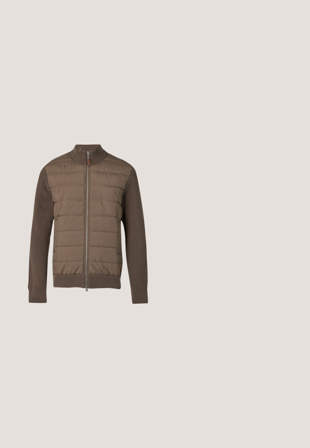 Bruine jas met rits, doorgestikt voorpaneel en gebreide mouwen, kraag en zoom tegen een effen lichte achtergrond.; Lichtgroene sweatshirt met lange mouwen, ronde halslijn en een klein driehoekig logo op de borst. Zachte stof en geribbelde boorden.; Effen bruine T-shirt met V-hals en korte mouwen met een klein geel vogel-logo op de linkerborst en een merklabel binnenin de halslijn.; Beige cargobroek met twee zijzakken, een knoopsluiting, elastische boorden en een rechte pijp. Gemaakt van duurzaam katoen.; Tan suède enkellaarsjes met een ronde neus, een gevoerde kraag, zes paar oogjes en een dikke rubberen zool met geribbelde details.; Donkerbruine stoffen heuptas met diagonale ritssluiting en klein wit logo aan de voorkant, tegen een effen lichte achtergrond.