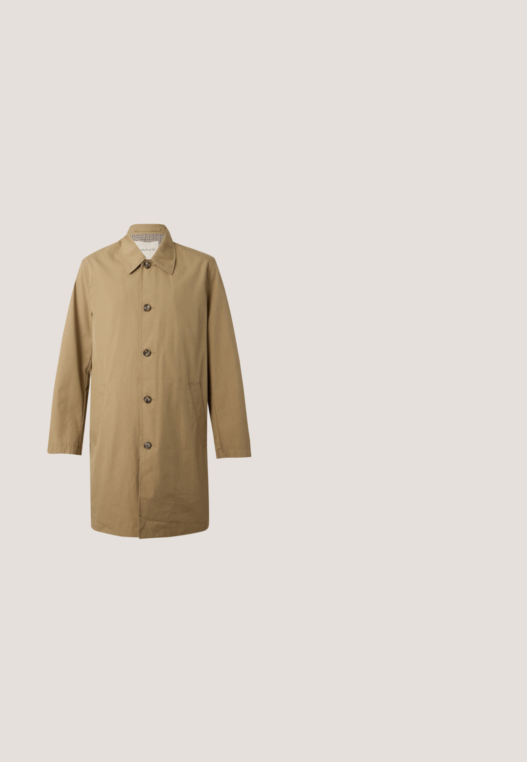 Einreihiger beiger Trenchcoat mit Kragen und fünf Knöpfen, langen Ärmeln und zwei Seitentaschen vor einfarbigem Hintergrund.; Beiger Langarmpullover mit hohem Kragen und kurzem Reißverschluss in der vorderen Mitte.; Beige Hemd mit Knöpfen, strukturierter Musterung, langen Ärmeln und einem spitzen Kragen mit Knöpfen an den Kragenenden.; Braune Cordhosen im geraden Schnitt, mit Knopfverschluss und seitlichen Taschen. Weicher Stoff mit sichtbaren Rippungen und glatter Oberfläche.; Braune Leder-Chelsea-Stiefel mit elastischen Seitenpaneelen, abgerundeter Zehe, Zuglasche und einer hellbraunen strukturierten Sohle.; Braune Leder-Aktentasche mit oberen Griffen, vorderer Reißverschlusstasche und abnehmbarem, passendem Schulterriemen auf weißem Hintergrund.