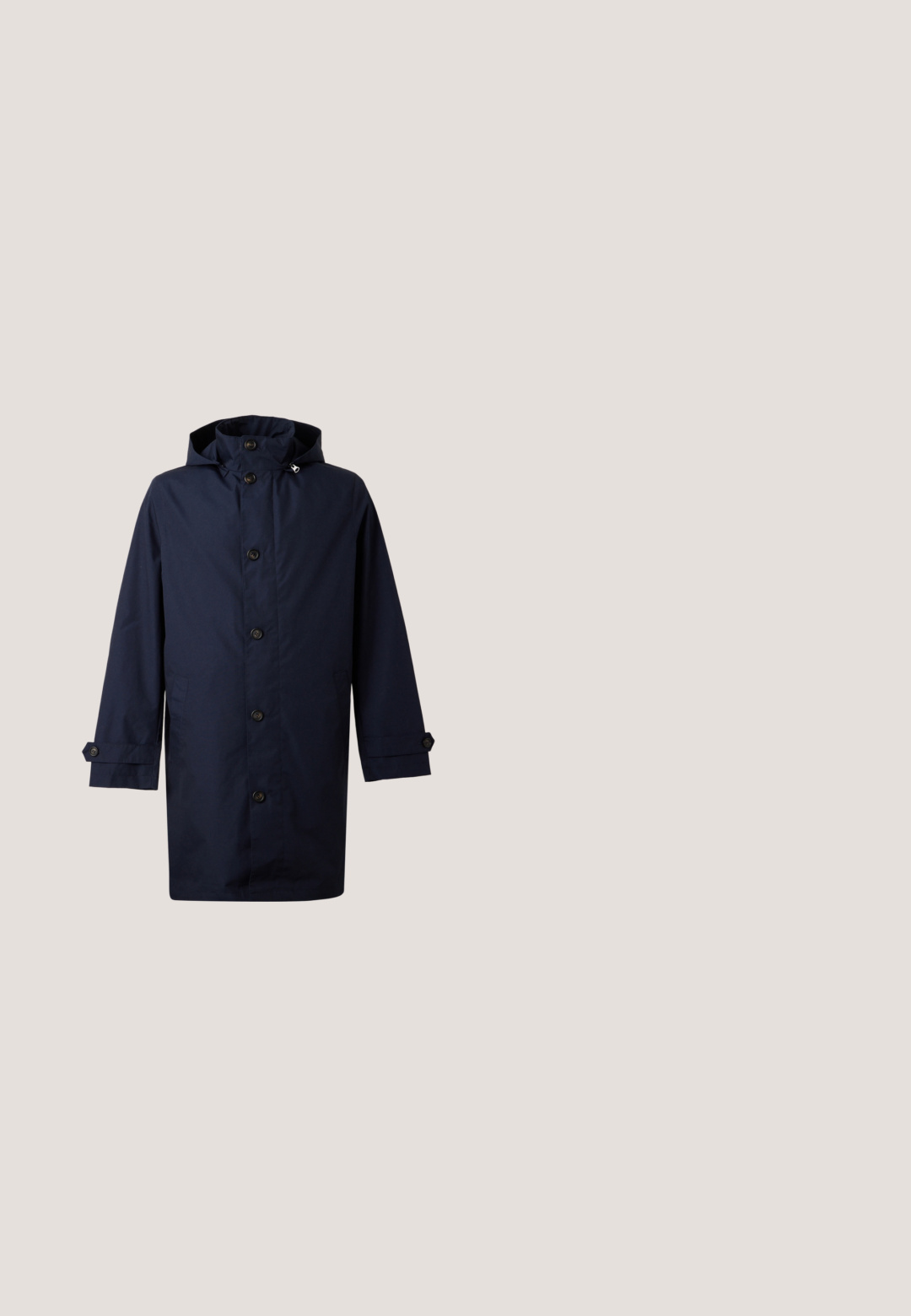 Langer dunkelblauer Regenmantel mit Knöpfen vorne, Kapuze und verstellbaren, mit Knöpfen versehenen Manschetten, vor neutralem Hintergrund.; Herren Langarm-Pullover aus blauem, strukturiertem Strick mit Rundhalsausschnitt und kleinem Logo auf der linken Brust.; Blau-weiß kariertes Langarmhemd mit Knopfleiste, Button-Down-Kragen und kleinem Brustlogo.; Dunkelblaue Jeans aus Denim im Slim-Fit, mit gestickten Details, fünf Taschen und einem Knopfverschluss an der Taille.; Braune Leder Chelsea-Boots mit elastischem Seitenpaneel, runder Zehenform und einer Zuglasche. Flacher rechteckiger Absatz und genoppte Gummisohle.; Tote-Bag aus weißem Canvas mit marineblauen Akzenten. Verfügt über zwei robuste Griffe und ein Logo-Patch auf der Vorderseite. Rechteckige Form.