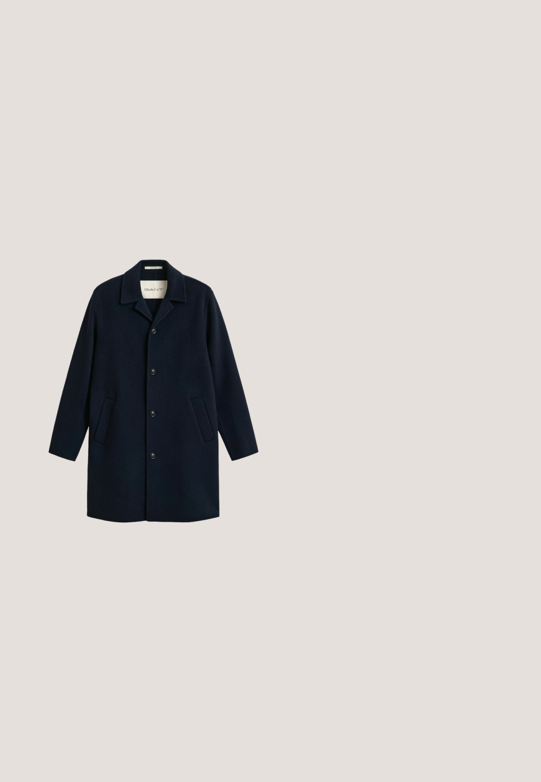 Navyblauer langer Mantel mit vier Knöpfen, zwei Seitentaschen und einem umgelegten Kragen, mit GANT-Label innen am Kragen.; Brauner Pullover aus Wolle mit Rundhalsausschnitt und langen Ärmeln, gerippten Bündchen und Saum, mit einem kleinen gestickten Logo auf der Brust.; Schwarzes Kurzarm-T-Shirt aus Baumwolle mit Rundhalsausschnitt, flach auf weißem Hintergrund liegend.; Schwarze Shorts aus leichtem Material, mit geradem Schnitt, einem Knopfverschluss und sauberem Saum ohne sichtbare Muster.; Braune Leder-Stiefeletten mit runder Zehenform, metallenen Ösen und einer robusten Gummisohle. Enthält eine Zuglasche für ein einfaches An- und Ausziehen.; Rechteckiges Täschchen aus dunkelbraunem Wildleder mit silbernem Reißverschluss und seitlichem Zippergriff, vor weißem Hintergrund.