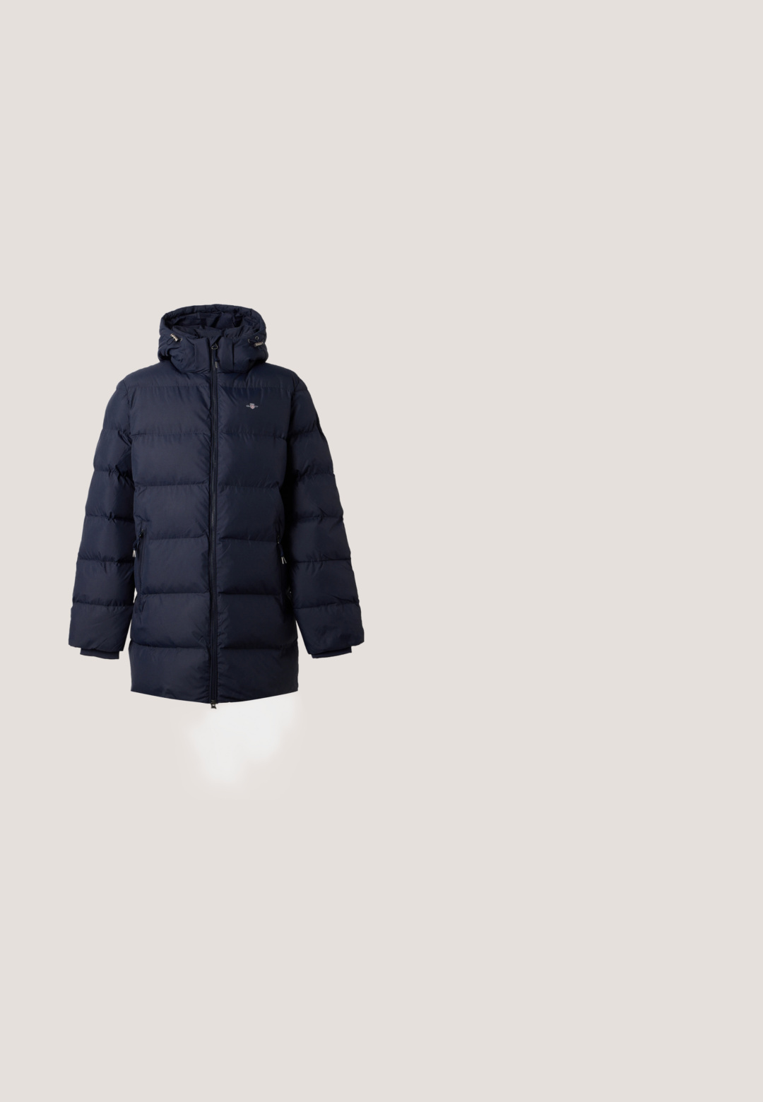 Mørkeblå polstret vinterjakke med hætte, lange ærmer, lynlås foran og sidelommer, vist mod en lys baggrund.; Marineblå pullover sweater med høj krave og halv lynlås, der har et struktureret strikkemønster samt ribbede manchetter og afslutning.; Herre plain mørkeblå T-shirt med korte ærmer og rund hals med almindelig pasform og uden synlige mønstre eller logoer.; Beige slim-fit herrebukser med knap- og lynlåslukning, bæltestropper og forlommer, vist på en hvid baggrund.; Hvid sneaker lavet af glat læder, rund tå, minimalistisk design, grå hælafsats og tekstureret gummisål.; Klare plastik solbriller med rektangulære brune linser, med tynde, transparente stænger og metal accenter på templerne.