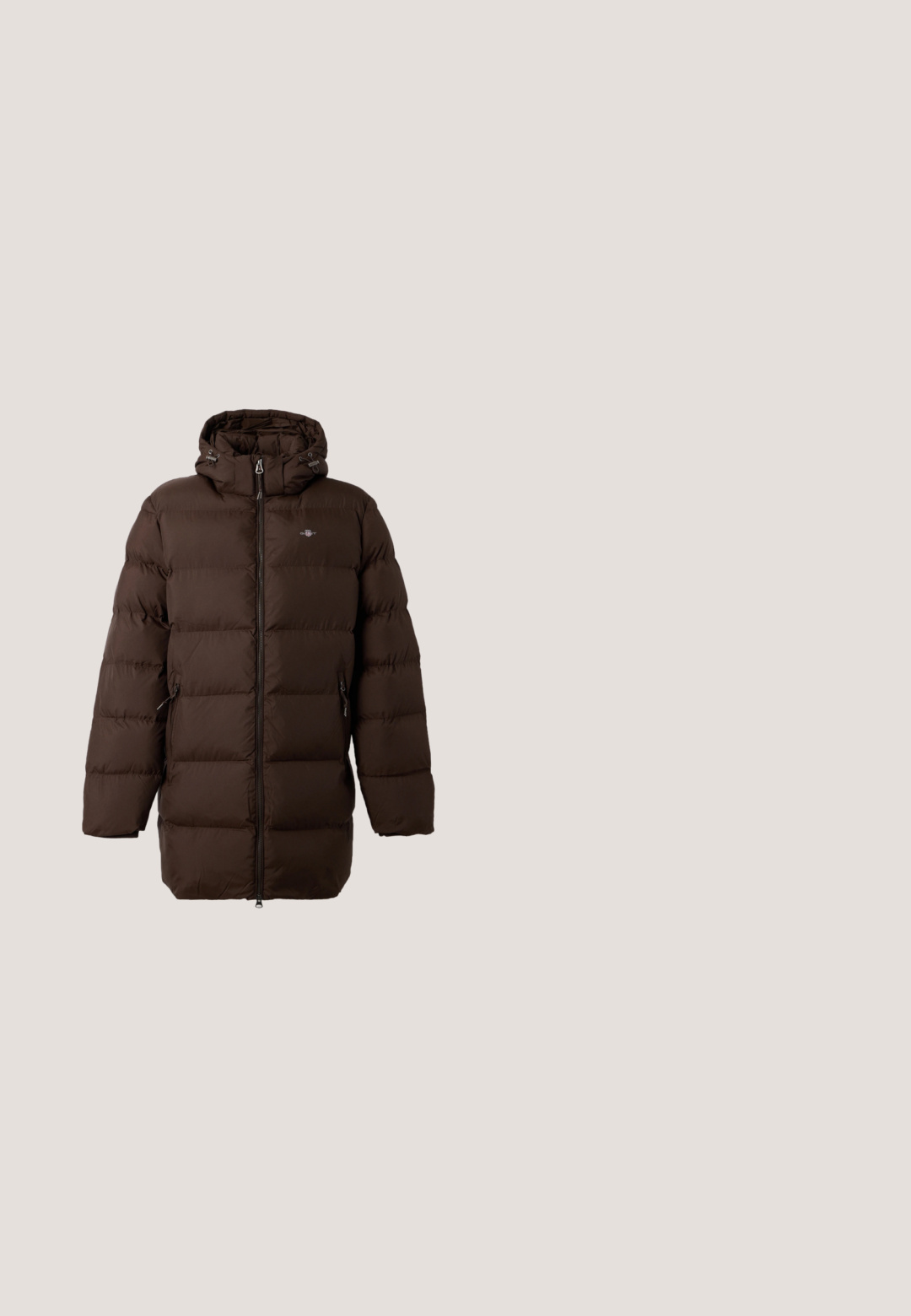 Longue veste d'hiver matelassée marron avec capuche, fermeture éclair devant, poches latérales zippées et petit logo sur la poitrine sur fond uni.; Pull-over à manches longues couleur crème avec une fermeture éclair quart, un col, des poignets côtelés et un petit logo brodé sur le côté gauche de la poitrine.; Chemise beige clair à manches longues avec boutons et col pointu, ornée d'un petit logo brodé. Tissu doux avec une texture lisse et ourlet droit.; Jeans en denim bleu foncé avec une coupe droite. Les caractéristiques incluent des coutures contrastées, cinq poches et une fermeture à bouton à l'avant.; Botte Chelsea en cuir marron foncé avec panneau latéral élastique noir et talon bas noir sur fond clair uni.; Mallette en cuir marron avec poignées supérieures, poche avant zippée et bandoulière assortie amovible sur fond blanc.