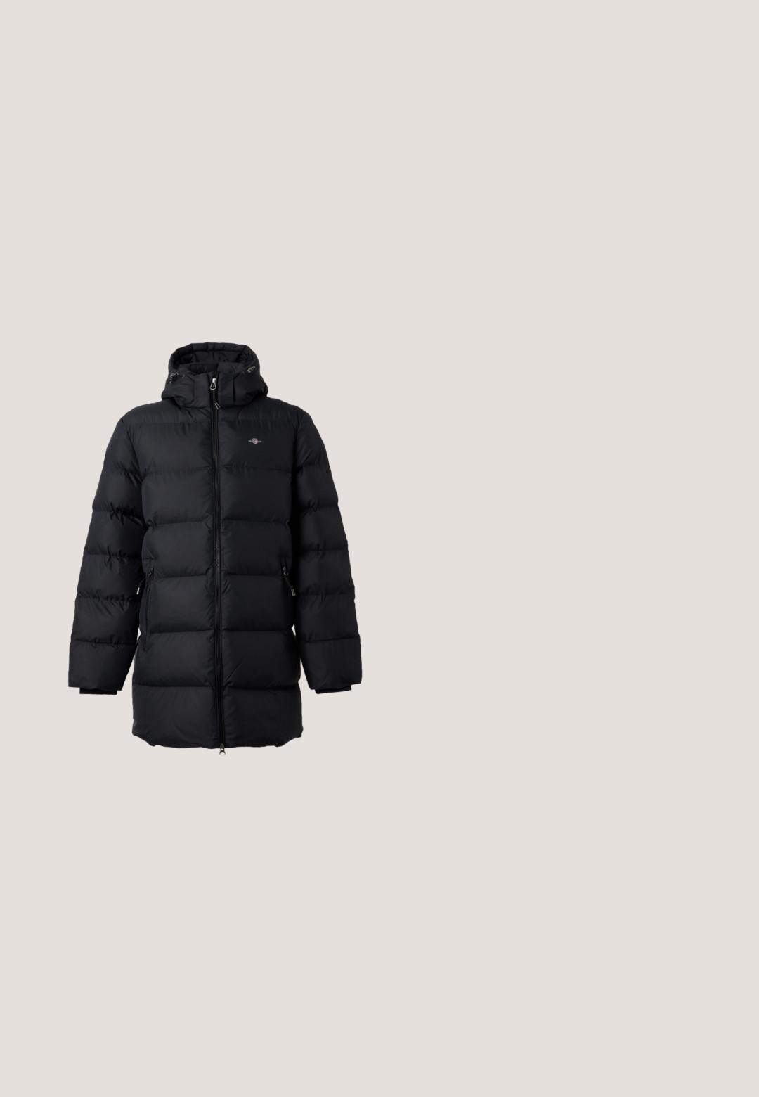 Veste d'hiver noire matelassée avec capuche, fermeture éclair frontale et poches latérales zippées, présentée sur fond uni.; Haut à capuche zippé gris foncé avec poches avant, capuche réglable à cordon et grandes lettres "GAP" en noir surlignées sur la poitrine.; T-shirt en coton gris à manches courtes, arborant "Gant 1949" en écriture cursive et un logo en forme de bouclier avec des étoiles et des bandes.; Jeans larges gris en denim, avec un délavage usé, une fermeture à bouton et des ourlets effilochés. Deux poches latérales sont visibles.; Bottes Chelsea noires avec un dessus en cuir texturé, des panneaux latéraux élastiques et une languette de traction, dotées d'une semelle en caoutchouc et d'un bout arrondi.; Sac bandoulière en cuir noir avec poche zippée à l'avant, bandoulière réglable et écusson Valentino sur le devant, présenté sur un fond uni.