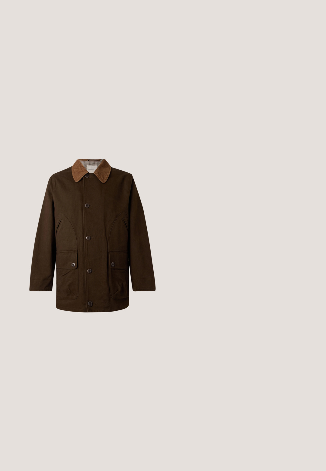 Bruine jas met knopen, een corduroy kraag en twee voorzakken met klep tegen een witte achtergrond.; Lichtblauw denim overhemd met lange mouwen, button-down kraag en witte knopen. Heeft een klein geborduurd logo op de borst.; Beige broek met wijde pijpen, gemaakt van zachte katoenstof. Kenmerkt zich door een sluiting met een knoop en ritssluiting aan de voorkant, vijf zakken en riemlussen.; Bordeaux lederen enkelboot met een gladde afwerking, elastische zijpanelen, een ronde neus, decoratieve stiksels en een lage blokhak.; Donkerbruin vierkant stof met lichte paisley- en bloemmotieven die een decoratieve rand en centraal gebied vormen op een witte achtergrond.; Bruine leren riem met een geborstelde metalen gesp, heeft een gladde textuur en een klassiek ontwerp. De riem loopt naar het einde toe taps toe.