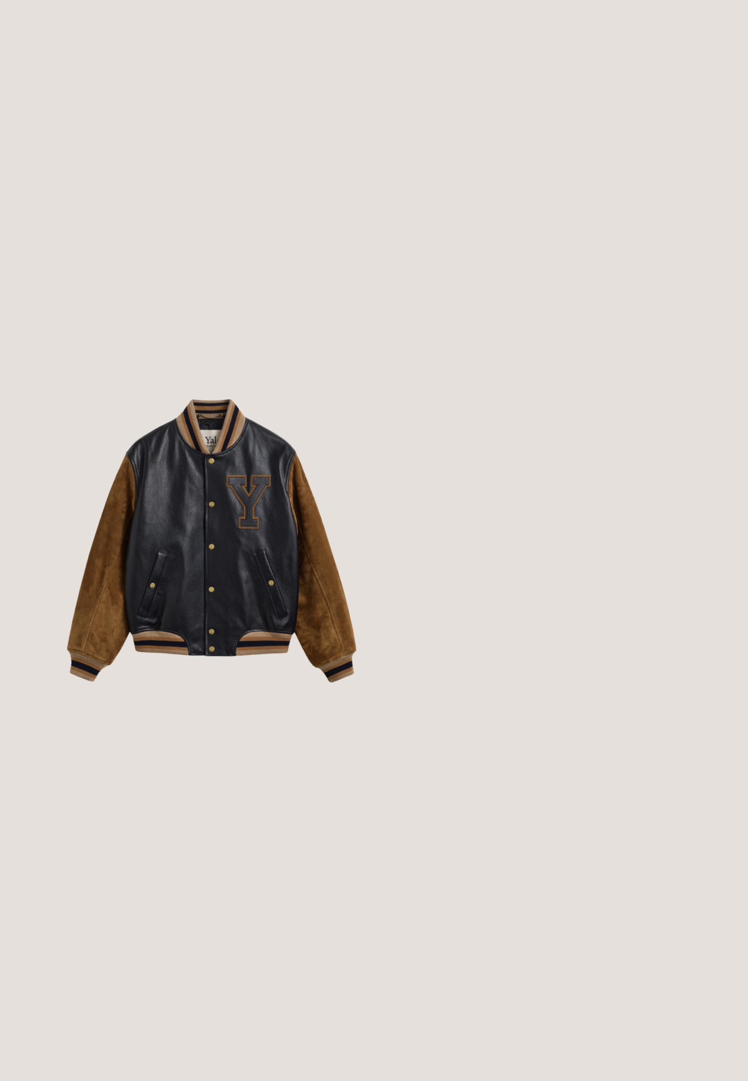 Schwarze Leder-Collegejacke mit braunen Wildlederärmeln, gestreiftem Rippenkragen und Bündchen, vorderen Druckknöpfen und einem großen Buchstaben Y auf der Brust.; Langärmliges Poloshirt, creme- und navyfarben, aus Baumwollmischung. Verfügt über ein navyfarbenes Band mit weißem Text und einen klassischen Kragen mit navyfarbener Einfassung.; Brauner langärmliger Strickpullover mit weißem geknöpftem Kragen und Manschetten, flach auf weißem Hintergrund ausgelegt.; Scotch & Soda THE ZEE STRAIGHT - Stoffhose - insignia blue; Braune Wildlederschaftstiefel im Chelsea-Stil mit schwarzen elastischen Seitenelementen und einer Zuglasche. Verfügt über eine strukturierte schwarze Sohle für besseren Halt. Minimalistisches Design, knöchelhoch.; Dunkelbraune Leder-Reisetasche mit zwei Griffen, abnehmbarem Schulterriemen und vorderer Reißverschlusstasche mit silbernem Reißverschluss.