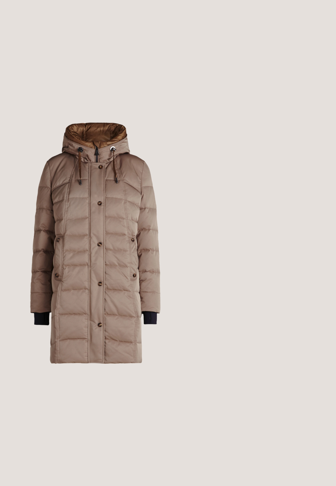 Manteau d'hiver rembourré de couleur marron clair avec capuche, fermeture éclair et accents de boutons. Présente des poignets élastiques et une texture matelassée.; Pull à col roulé en tricot marbré beige et brun clair avec motifs torsadés et une petite étiquette de marque brune sur le côté inférieur.; Haut à manches longues et col montant en beige clair. Confectionné en tissu doux et lisse, avec une coupe ajustée et des coutures minimales.; Pantalons beiges ajustés avec poches avant, passants de ceinture, fermeture à bouton, zip, et un petit détail en métal sur le côté droit.; Bottine en suede marron avec un bout rond, laçage à l'avant, œillets en métal, fermeture éclair sur le côté et semelle en caoutchouc texturé. Caractéristiques : logo sur le côté.; Sac cabas beige texturé avec des anses en cuir marron réglables et un petit patch logo Lancaster Paris au centre à l'avant.