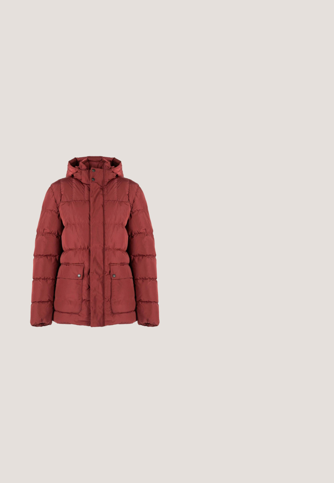 Rød dunjakke med hætte, der har et quiltet design, frontlommer med trykknap og lynlås. Glat stof med mat finish.; Bordeaux langærmet V-hals sweater med ribstrikkede manchetter og kant, ensfarvet strikket stof, præsenteret på hvid baggrund.; Herreskjorte med lange ærmer, knapper foran, rød, blå og hvid ternet mønster og knappet krave.; Brune bomuldsbukser med slim fit; har fem lommer, lynlås og knaplukning; glat tekstur med minimale sømdetaljer.; Brune læder ankelstøvler med elastiske sidelapper, rund tå, struktureret overflade og en lav gummisål med mønstret slidbane.; Brun læder laptop taske med tekstureret overflade, dobbelte top håndtag, lynlåslomme foran og to udvendige lommer. Aftagelig skulderrem.