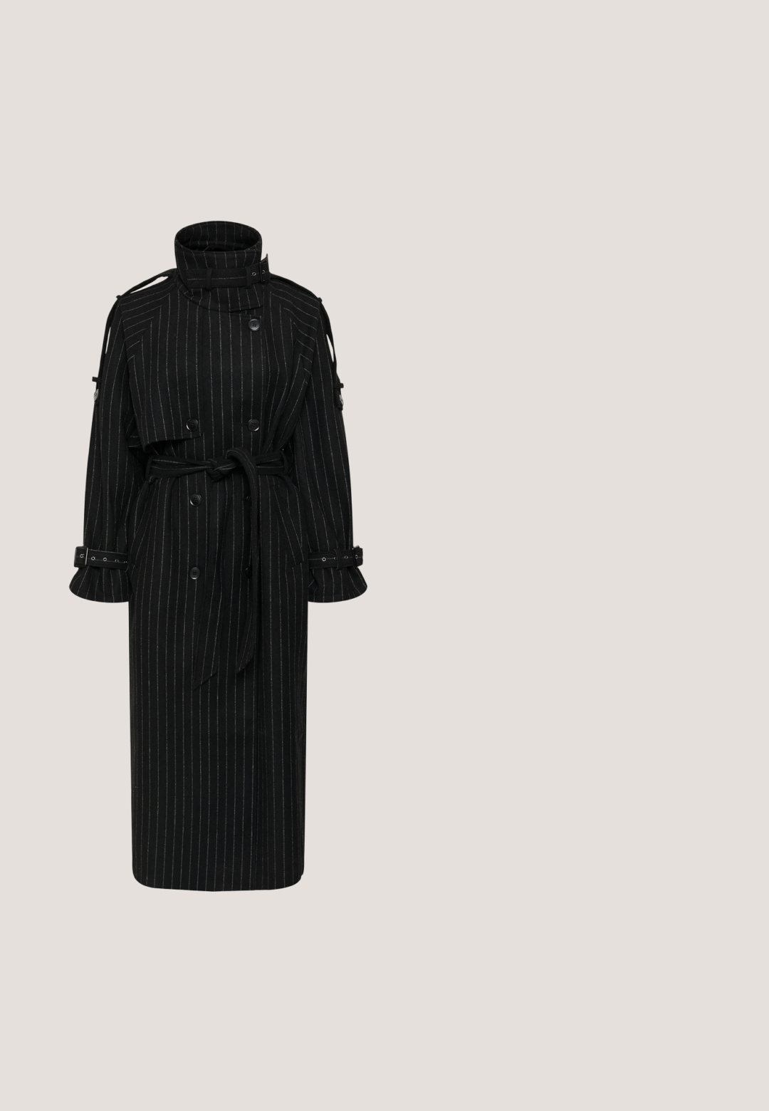 Sort langt trenchcoat med tynde striber, dobbeltradede knapper, bælte i taljen, høj krave med spænde og manchetremme på de lange ærmer.; Sorte striktrøje med rund halsudskæring, lange ærmer og en blød tekstur. Enkel design, ingen mønstre eller detaljer.; Sorte vide benbukser lavet af et let stof. Har et elastisk talje og en gulvlængde, flydende design.; Sort læderankelstøvle med spids tå og buet hæl. Har et enkelt syningsmønster og ingen synlige metaldele.; Sort lædertaske med en unik buet form og et bredt, blødt håndtag. Har en lynlåslukning og en glat tekstur med subtile folder.; Åbent poleret sølvring med afrundede, glatte ender, der vender mod hinanden på en hvid baggrund.