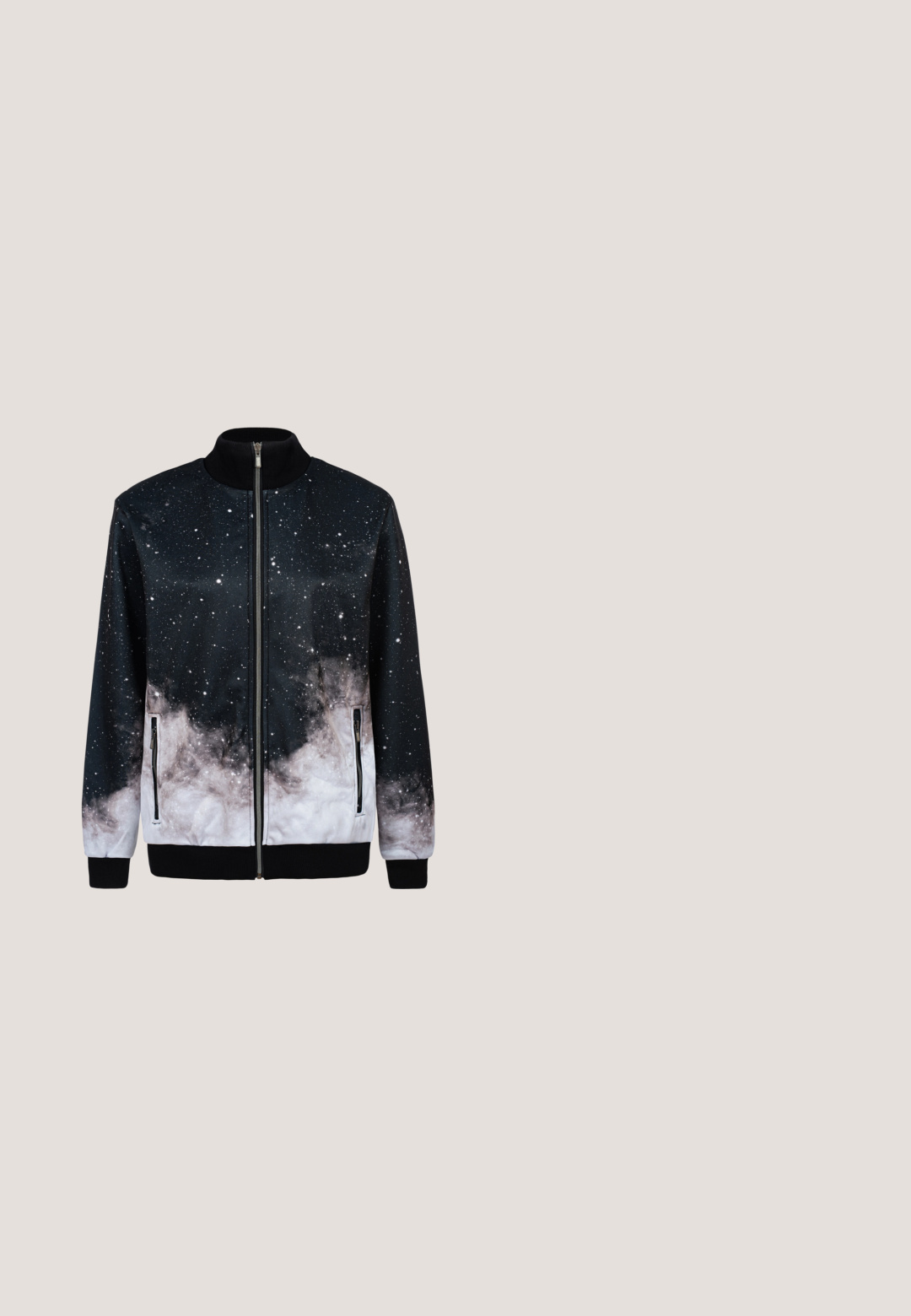 Chamarra negra y blanca con cierre que presenta un estampado de galaxia con estrellas, un cuello alto y bolsillos con cremallera a los lados, fabricada con una tela suave.; Sudadera verde oliva fabricada en una tela suave, con cuello redondo, mangas largas, puños acanalados y un diseño de corte relajado.; Camiseta negra de algodón con un gráfico desgastado de un cráneo y una serpiente, con la palabra "PANTERA" en letras grandes y envejecidas.; Vaqueros negros descoloridos con parches desgastados, salpicaduras de pintura, bolsillos delanteros, cierre de botones y bajos doblados.; Zapatilla de cuero negra con textura suave, punta redonda, diseño de cordones y un cuello acolchado. Presenta una suela de goma negra sólida.; Collar de cadena metálica que presenta eslabones entrelazados de diferentes texturas, incluidos diseños lisos y trenzados, en un acabado plateado, con un cierre.