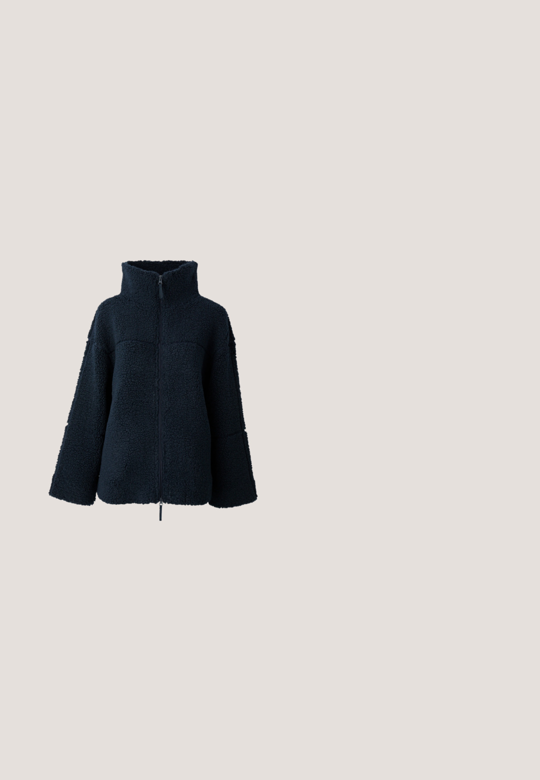 Donkerblauwe textuur fleece jacket met hoge kraag en volledige ritssluiting, lange mouwen en een losse pasvorm.; Zwarte korte mouwen t-shirt van gladde katoenstof, met een ronde hals en een getailleerd ontwerp. Minimalistisch zonder zichtbare patronen.; Zwarte denim jeans met een rechte snit, vijf-pocket ontwerp en een knoopsluiting. Beschikt over koperen klinknagels en stikselaccenten.; Zwarte sportieve schoenen van synthetisch materiaal, met gaasaccenten en ronde zolen. Beschikt over een vetersysteem en een opvallend Nike-logo op de tong.; Roze leren handtas met twee voorzakken, zilverkleurige hardware en een lange riem. Gestructureerde afwerking en ritssluiting aan de bovenkant.; Zilveren oorbellen in de vorm van een ring met een gepolijste afwerking, met een cirkelvorm en een scharnierende postsluiting. Glad oppervlak met minimale details.