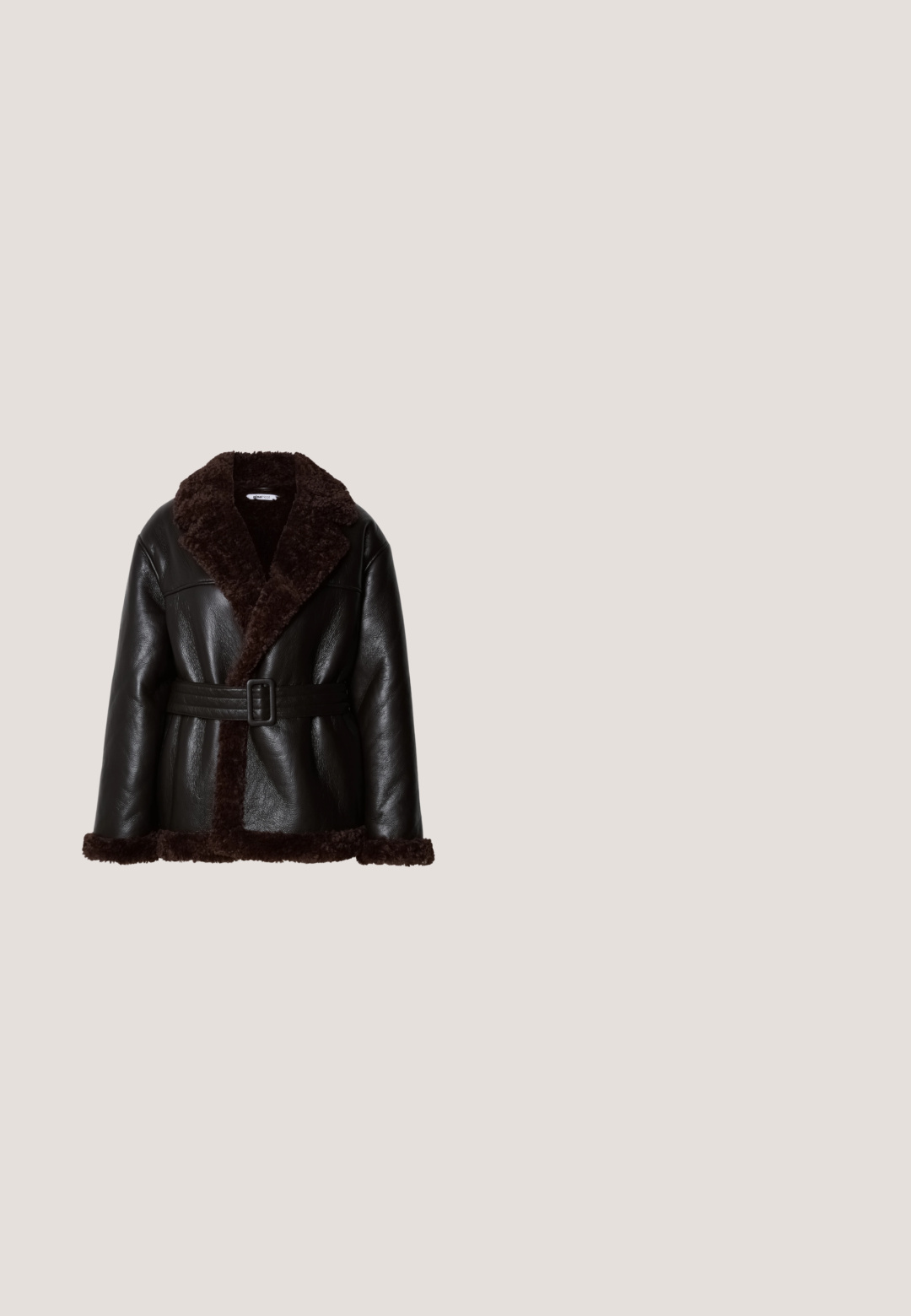 Sort læderjakke med mørkebrunt shearling-for, bred krave og matchende bælte med rektangulært spænde.; Sort kortærmet t-shirt lavet af bomuld, med cirkulære sølvdekorationer arrangeret i et spredt mønster på forsiden.; Grå hættebukser med bred benvidde og en tætsiddende talje, udstyret med en plisseret front og et blødt, tekstureret stof.; Sorte læderankelstøvler med spids tå, kraftig firkantet hæl og slankt design. Har elastiske sidepaneler for nem påtagning.; Bordeaux håndtaske lavet af glansfuldt materiale, rektangulær form, med to skulderremme og subtile buede detaljer på forsiden.; Sølvmetal øreringe med et bølgende, skulpturelt design, der har en poleret overflade og uregelmæssige former, hvilket fremhæver en moderne æstetik.