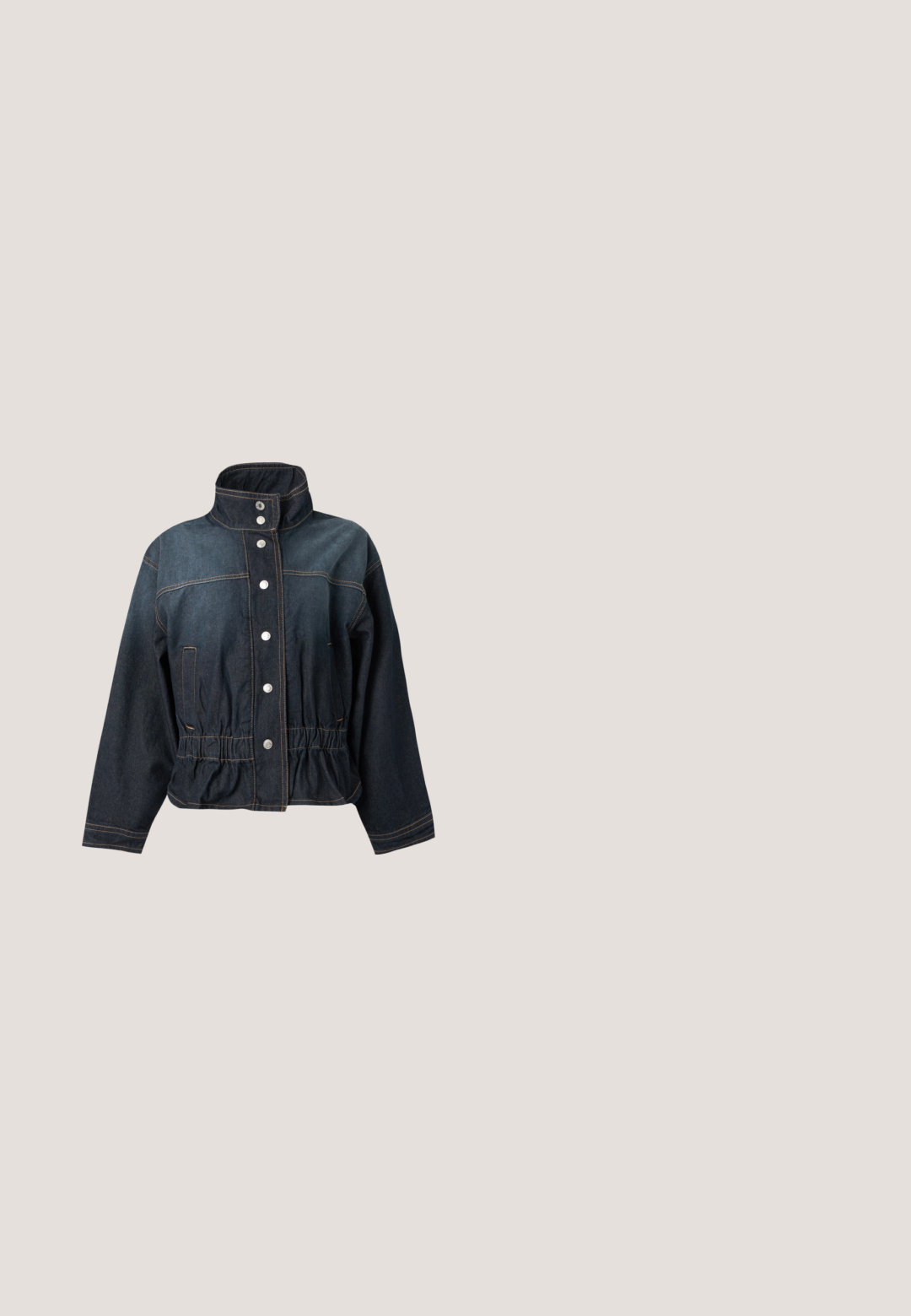 Mørk denimjakke med høj krave, trykknapper foran, elastisk talje, lange ærmer og synlige kontrastsømme.; Marineblå t-shirt lavet af bomuld, med en afslappet pasform, korte dolmansleeves og en subtil samling i siden for tekstur.; Denim shorts i mellemblå med en frynset kant, der har forlommer og en knaplukning. Tyndt og kraftigt materiale med let falmning.; Sort læder ankelstøvle med rundt tå, blokhæl, lynlås i siden og stikninger på vampsiden. Glat tekstur, klassisk design.; Sort blank læderhåndtaske med bredt buet design, to skulderremme og forlommelåg med lille gylden knap.; Par af skinnende sølv store øreringe med lukning på bagsiden mod en ensfarvet hvid baggrund.