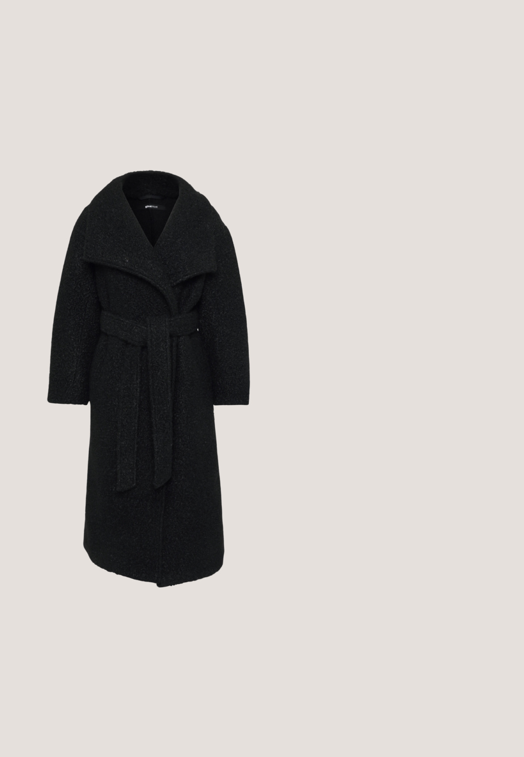 Sort uldblandingsfrakke, mellemlang med en bred krave, oversized pasform, bælte i taljen, struktureret stof, med en enkelt knaplukning.; Sort satin kjole med en draperet halsudskæring. Designet er tætsiddende, har en glat tekstur og er i kort længde, hvilket fremhæver en strømlinet, minimalistisk silhuet.; Sorte patentlæder stiletto hæl sko med spids tå, tre dekorative remme med nitter, og "Karl Lagerfeld" branding på hælen.; Sorte solbriller med katteøje-form, blank plastikramme, mørke linser og sølvfarvet hardwaredetalje på stængerne.; Sorte clutch-taske med en stor sløjfe, prydet med sølvnitter, med en kædetras og en struktureret overflade, der fanger lyset.; Sølvarmbånd med flere klare, runde og firkantede krystaller sat i et symmetrisk mønster med låsebeslag.