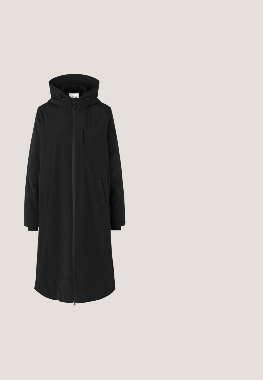 Zwarte lange jas met een ritssluiting aan de voorkant, een capuchon en zijzakken. Heeft een gladde textuur en een minimalistisch ontwerp.; Grijze pullovertrui met een ronde hals, drop shoulders en geribde manchetten en onderrand. Gemaakt van een zacht gebreid materiaal.; Zwarte lange mouwen top van gladde stof, met een mock neck ontwerp en een gegolfde zoom. Geen zichtbare patronen of hardwareaccenten.; Zwarte joggingbroek gemaakt van zachte stof, met een ontwerp met brede pijpen, een tailleband met trekkoord en zijzakken. Gladde textuur zonder patronen.; Zwarte sneaker van suede en leer, met een ronde neus, een gewatteerde kraag en een gezandstraalde bruine rubberen zool. Minimalistisch ontwerp met contrasterende accenten.; Zwarte tote bag gemaakt van glad nylon, met leren accenten en twee stevige handvatten. De afmetingen zijn ruim genoeg om essentials mee te nemen.