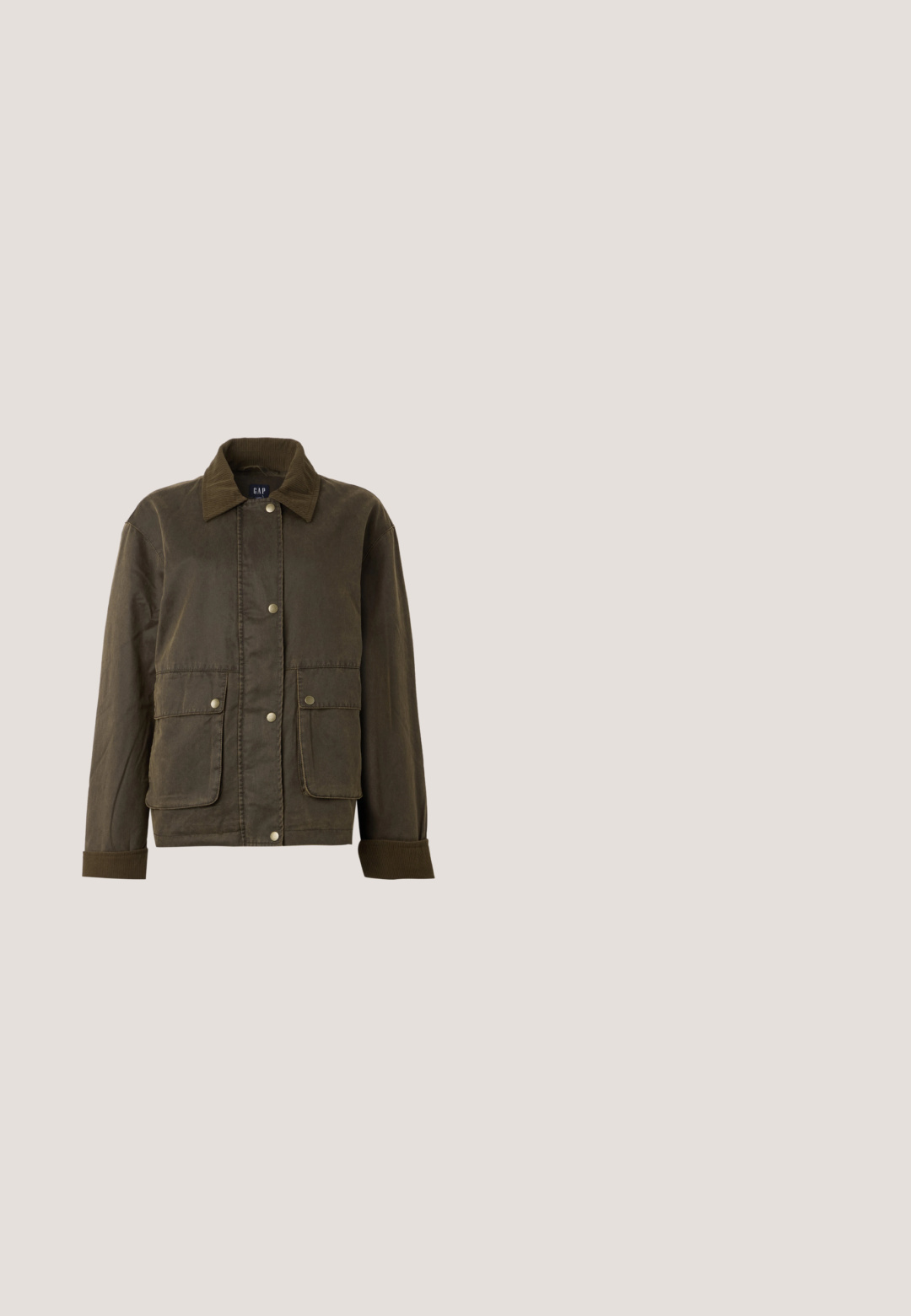 Veste vert olive foncé avec un col et des poignets en velours côtelé, boutons-pression à l'avant et deux grandes poches à rabat.; T-shirt beige en coton à manches courtes avec col rond, coutures visibles et étiquette en tissu au niveau de l'encolure, posé à plat sur un fond blanc.; Jean en denim bleu clair taille haute avec jambes évasées et fermeture à boutons à l'avant.; Bottines Chelsea en cuir marron avec texture croco, panneaux latéraux élastiques, bout rond, semelle noire robuste et logo sur le talon.; Sac d'épaule en cuir marron foncé en forme de croissant avec une lanière courbée et des coutures visibles sur fond uni.; Boucles d'oreilles en forme de croissant en or avec des pierres précieuses jaunes incrustées et des attaches dorées assorties sur un fond gris clair.
