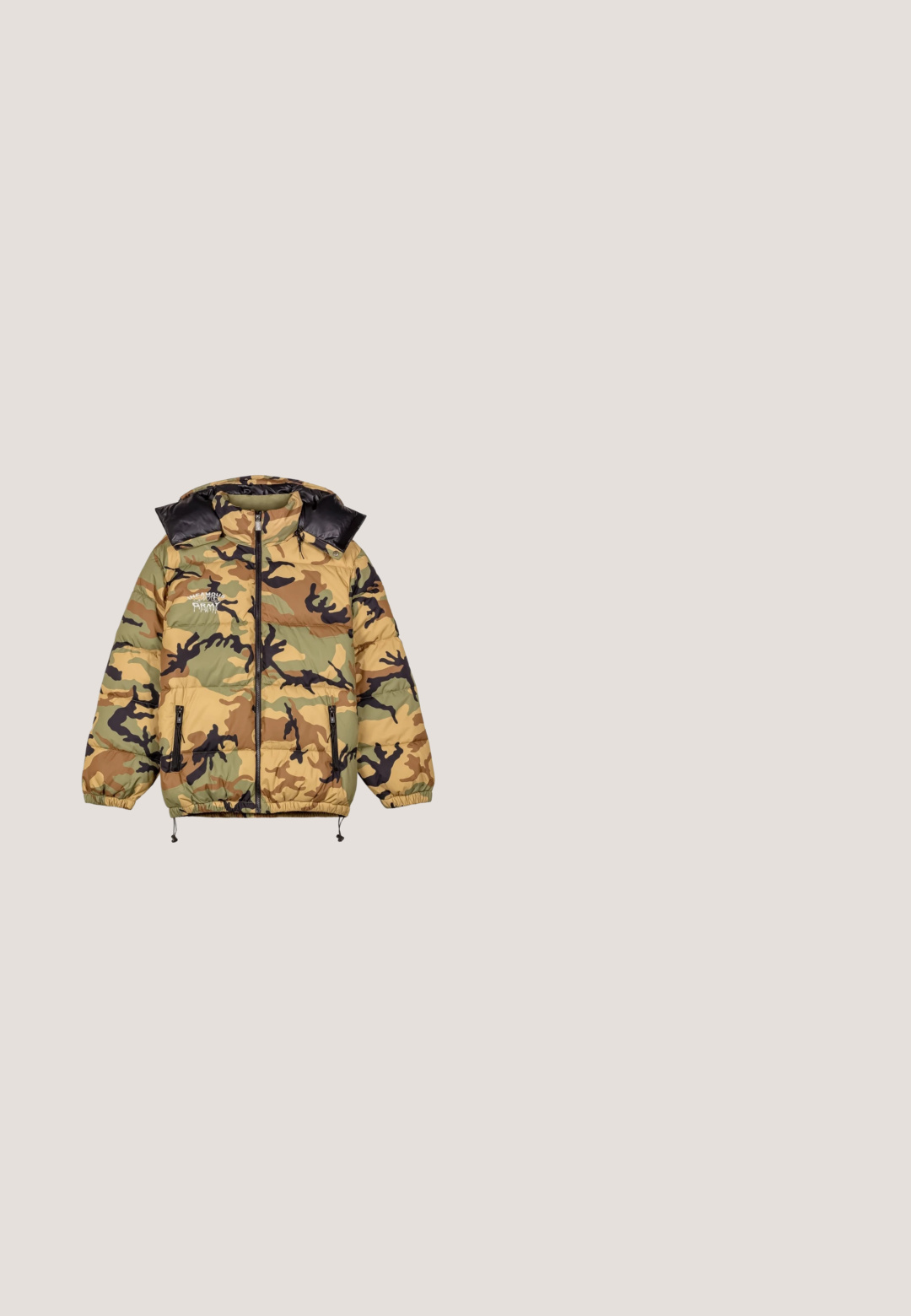 Grimey Winterjacke - camo; Beiger übergroßer Kapuzenfleecetop mit einem Motiv einer mürrischen Katze, die Videospiele auf der Couch neben Burger, Limonade und Spielkonsole spielt.; Schwarzes T-Shirt mit einer verblassten Textur, das ein orangefarbenes Grafiklogo auf der Brust und einen Rundhalsausschnitt aufweist. Kurze Ärmel runden das Design ab.; Lockere Hose mit beigem, braunem und grauem Tarnmuster, Knopf- und Reißverschluss, Gürtelschlaufen und Seitentaschen.; Schwarze und braune Knöchelstiefel aus Leder und Wildleder, mit gepolstertem Schaft, sechs Ösen und einer Gummisohle mit einem Logopatch.; Urban Classics BANDANA PATCHWORK COOLING  - Umhängetasche - black orange
