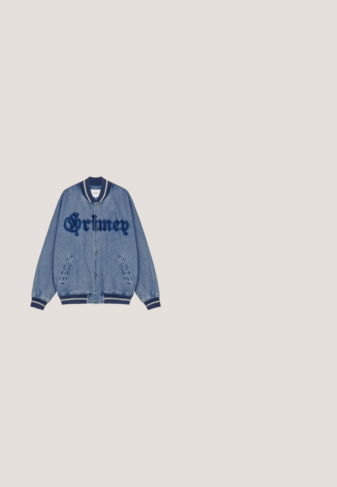 Chaqueta de denim con un tono azul, que presenta un logo texturizado de "Grimey", puños y dobladillo acanalados con rayas contrastantes en azul y blanco.; Camisa polo de manga larga en color azul marino con collarete y puños en color beige, que presenta un emblema redondo con texto en el lado izquierdo del pecho.; Shorts de mezclilla en azul oscuro con costuras amarillas. Presenta bolsillos frontales y un logo en el lado izquierdo. Corte clásico y diseño hasta la rodilla.; Botín de cuero azul oscuro con cordones amarillos, detalles brogue, suela negra y tiradores sobre fondo blanco.; Gafas de sol rectangulares azul con montura carey, patillas azul oscuro y lentes azul claro con estampado, reposando sobre una superficie blanca.; Bolsa de lona azul marino con asas y correa para el hombro a rayas rojas y blancas, con logo bordado blanco en el frente.
