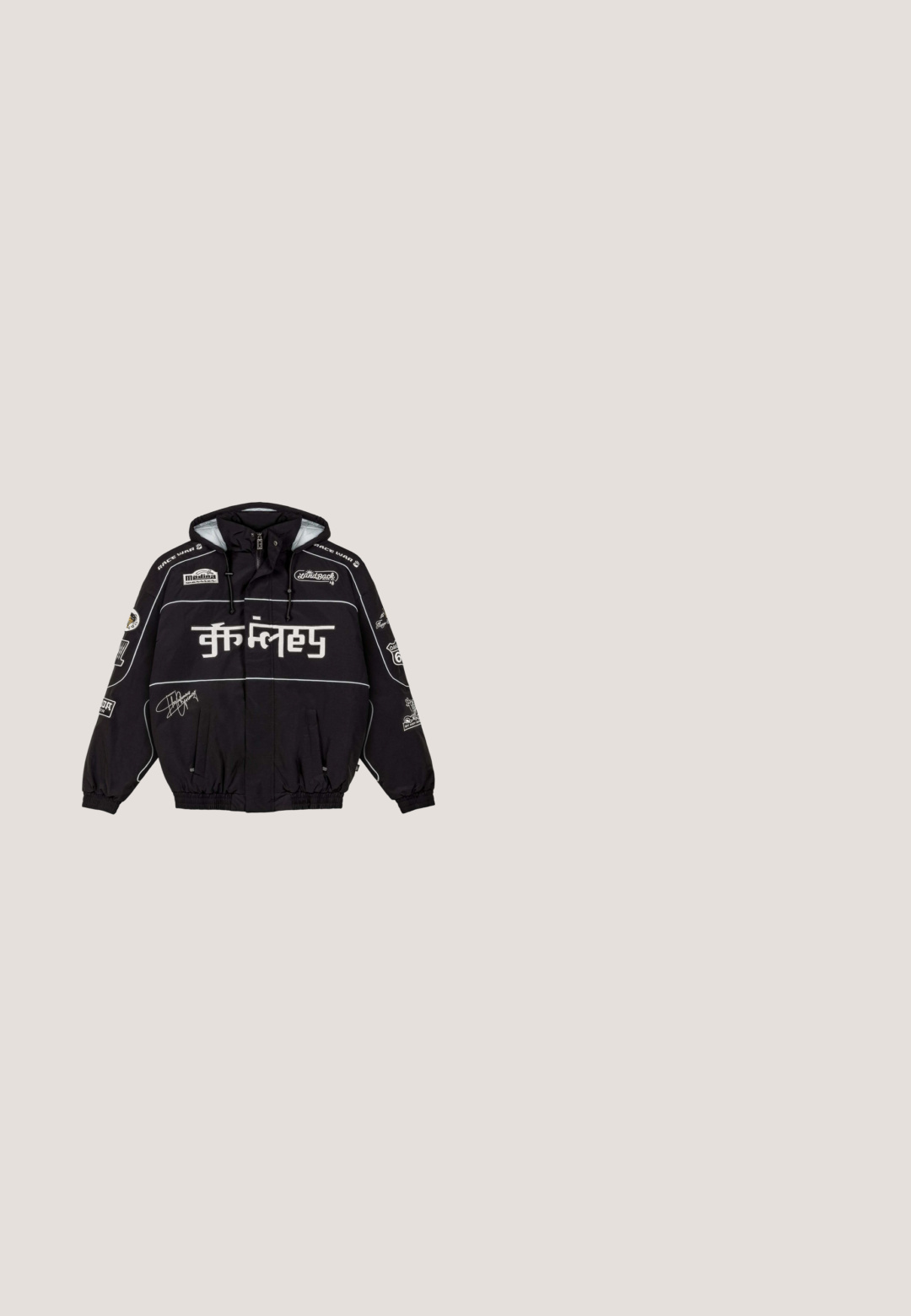 Chaqueta negra con capucha, corte oversized, puños elásticos, múltiples logotipos y detalles en blanco, con un gran gráfico impreso en la parte frontal.; Grimey SAOIRSE  - Jersey con capucha - black; Camiseta deportiva negra de manga corta con diseño de serpiente amarilla formando el número 99 en el frente, rayas blancas en las mangas y parche con logo en la parte inferior.; Grimey CORTO CONCREAT JUNGLE WE ARE ABOVE ALL  - Pantalones deportivos - black; Zapatilla de ante negra con patrón de camuflaje en el lateral, media suela blanca y suela exterior de goma negra. Presenta cordones y detalle del logo en el lateral.; Bolso cruzado de tela negra con una correa ajustable, compartimento principal con cremallera, bolsillo frontal y detalle del logo en la parte delantera.