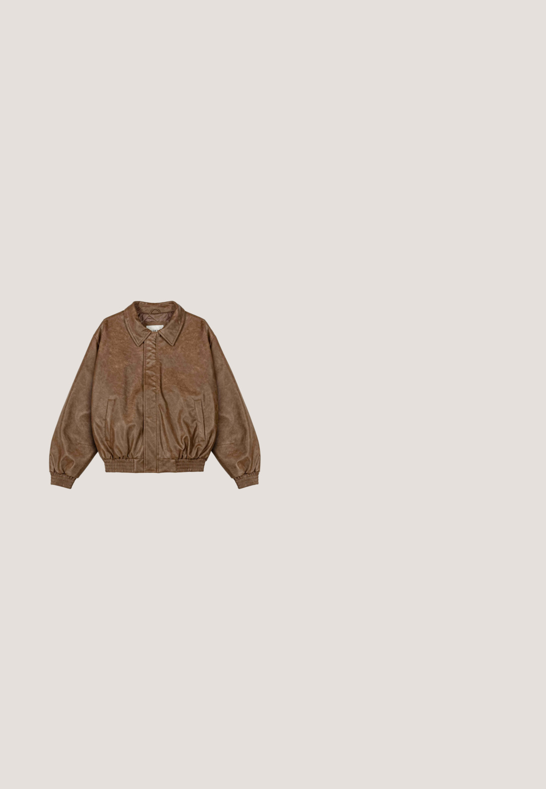 Braune Bomberjacke aus Kunstleder mit elastischen Bündchen und Taillenbund, vorderen Taschen und spitzem Kragen.; Kurzärmliges Strickpolo in Beigetönen mit creme- und gelben Streifen. V-Ausschnitt-Design mit kontrastierendem Kragen und strukturiertem Stoff.; Hellblaue Denim-Shorts mit lockerem Schnitt, ausgestattet mit fünf Taschen, Gürtelschlaufen und einer verblassten Waschung mit subtilen Gebrauchsspuren.; Schwarzer wasserdichter Gummistiefel mit verstellbarer Schnalle, strukturierter Oberfläche, leicht geschwungener Form und robustem Profil für guten Halt.; Schwarze Sonnenbrille mit grün getönten Gläsern, rechteckiger Form, glatten Kunststoffrahmen und dezentem Logodetail an den Bügeln.; Dunkelbraune Ledertasche mit zwei oberen Griffen, abnehmbarem Schultergurt und vorderer Reißverschlusstasche. Glatte Textur mit sichtbaren Nähten.