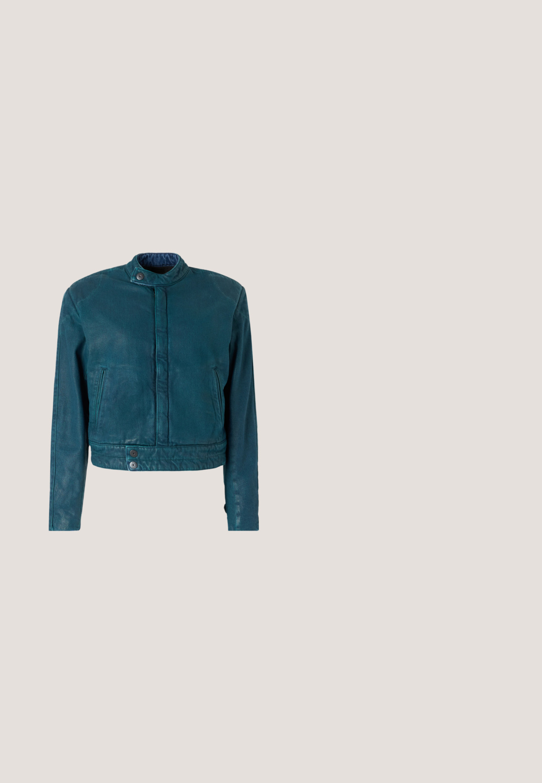 Türkisfarbene, taillierte Lederjacke mit Stehkragen, Druckknopfverschluss vorne und zwei Seitentaschen. Verfügt über eine glatte Textur und ein minimalistisches Design.; Schwarzes Neckholderkleid mit gewebtem Gitteroberteil und fließendem, plissiertem, transparentem Rock, gebundene Träger mit metallischen Verzierungen.; Schwarze, weit geschnittene Kunstlederhose mit hohem Bund und seitlichem Gürtel-Detail vor hellgrauem Hintergrund.; Schwarzer Slingback-Pumps aus Lackleder mit spitzer Kappe und metallischem Akzent auf dem Rist. Verfügt über einen schlanken Absatz und einen verstellbaren Riemen.; Schwarze, halbmondförmige Handtasche mit einem verstellbaren Trageriemen und einem silbernen A|X-Logoschloss auf der Vorderklappe.; Zarte Silberkette mit horizontalem Balkenanhänger, besetzt mit kleinen funkelnden Steinen und verstellbarem Verschluss.