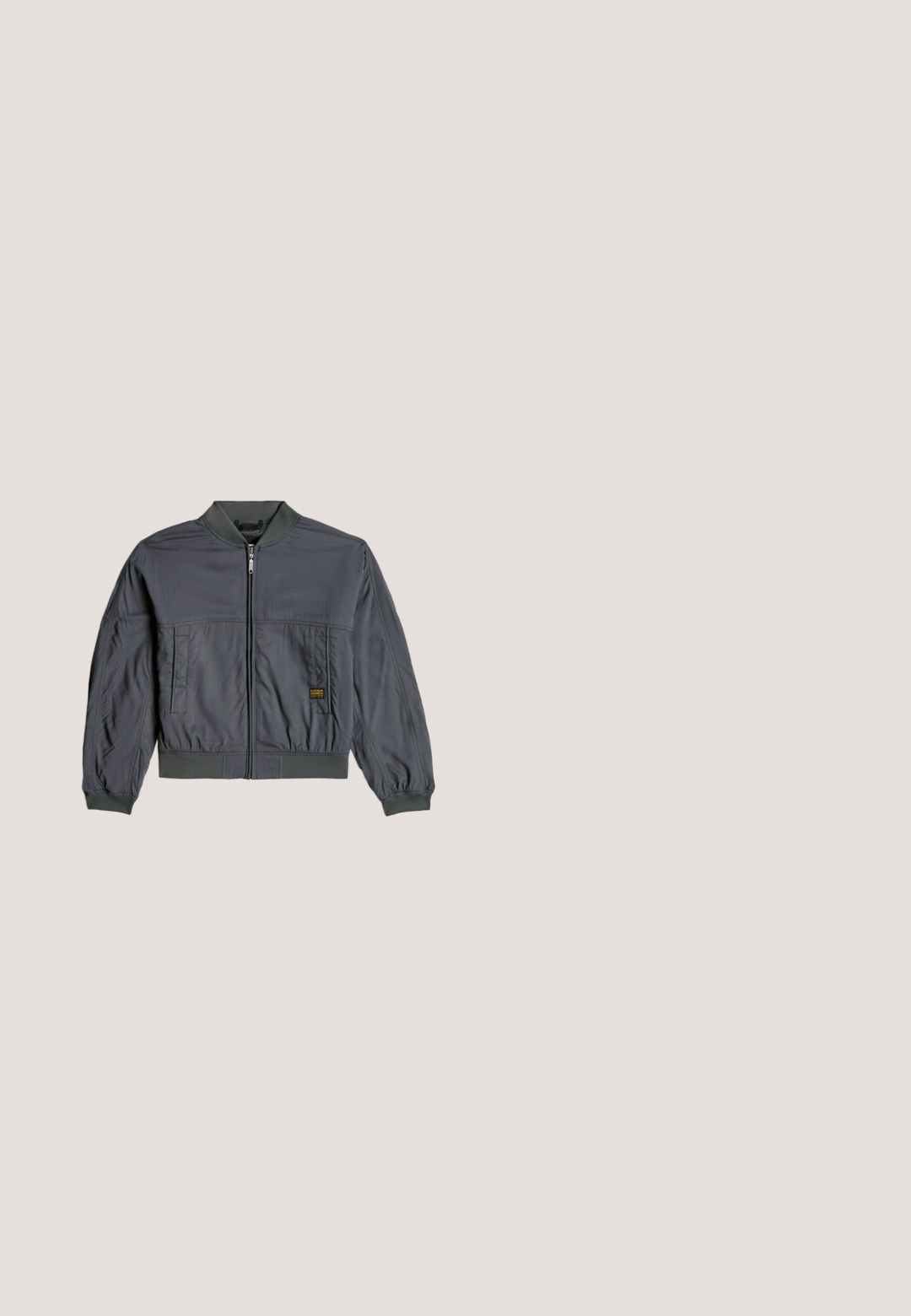 Graue Bomberjacke mit einem Reißverschluss vorne, geripptem Kragen und Bündchen, zwei Taschen an den Seiten und einem kleinen Logopatch auf der linken Brust. Glatte Stoffoberfläche.; Graues Baumwoll-T-Shirt mit Rundhalsausschnitt, mit einem floralen Design in Rot und Pink, das auf der unteren linken Seite platziert ist.; Schwarze Denim-Shorts mit lockerem Schnitt, ausgestattet mit vorderen Taschen, einem Bund mit Schlaufen und subtiler Verwaschung.; Schwarze Lederstiefeletten mit Schnürdesign, seitlichem Reißverschluss, strukturiertem Finish und einer robusten Sohle mit ausgeprägtem Profil.; Schwarze Polaroid-Sonnenbrille mit großen abgerundeten dunklen Gläsern und dünnen Bügeln, auf dem rechten Bügel ist das Markenlogo zu sehen.; Schwarze rechteckige Umhängetasche mit zwei vorderen Reißverschlusstaschen, seitlichen Fächern und verstellbarem Riemen mit Metallschnalle und Ösen.