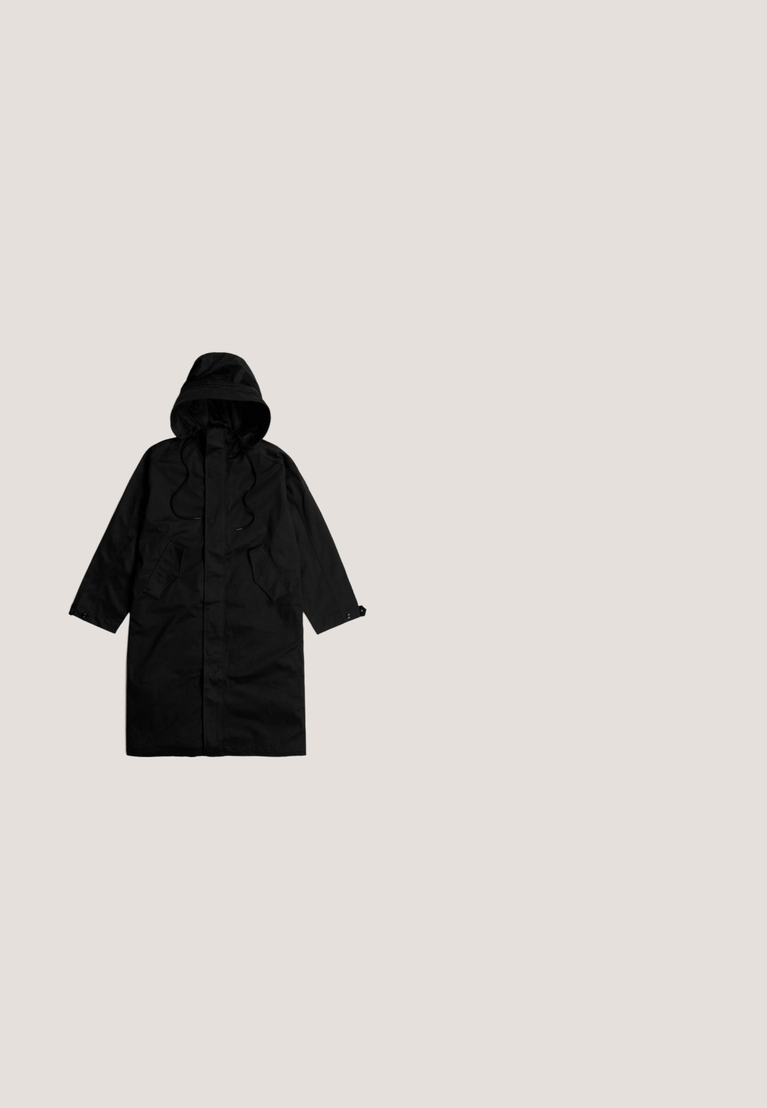 Long imperméable noir à capuche, avec poches avant, cordons et poignets boutonnés, étalé à plat sur un fond blanc.; Pull à col roulé noir avec des côtes, à manches longues, présentant une silhouette ajustée et un tissu texturé.; Pantalon cargo noir avec taille élastique, cordon de serrage, poches latérales à rabat et petit logo blanc Puma sur la cuisse droite.; Sneaker chunky noir Steve Madden avec des panneaux en mesh, semelle épaisse, languette et tirant au talon, lettrage du logo sur le côté, montré de profil.; Sacoche en nylon noir avec une poche zippée sur le devant, bandoulière réglable et logo discret. Présente un design compact et rectangulaire avec des poches latérales.; Ceinture en tissu tissé noir avec une boucle en métal. Surface lisse et longueur réglable ; présente un design épuré et des accents minimalistes.