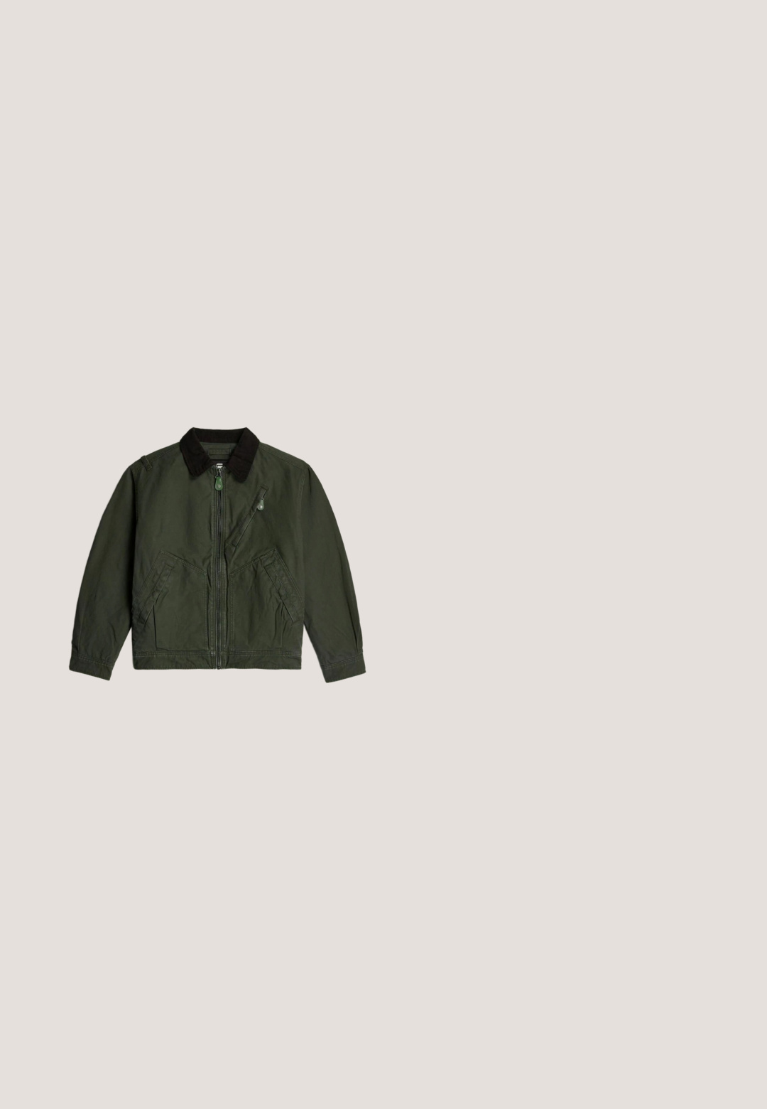 Gestructureerde stof in donkergroen, met een fijne, diagonale weefpatroon. Het materiaal lijkt duurzaam met een lichte glans.; Donkergrijze korte mouw T-shirt met ronde hals en subtiel klein logo op de borst, plat weergegeven op een witte achtergrond.; Zwarte herenshorts met knoop en ritssluiting aan de voorkant, riemlussen, zijzakken en omslagen, plat gelegd op een witte achtergrond.; Zwarte leren enkellaars met een ronde neus, vetersluiting aan de voorkant, zijrits en platte zool. Bevat reliëfbranding op de hak.; Zwarte rechthoekige zonnebril met donker getinte glazen en smalle rechte pootjes, afgebeeld tegen een witte achtergrond.; Zwarte schoudertas van textured synthetisch materiaal, met een voorzak met ritssluiting en een verstelbare schouderband. "REPLAY" logo aan de voorkant.