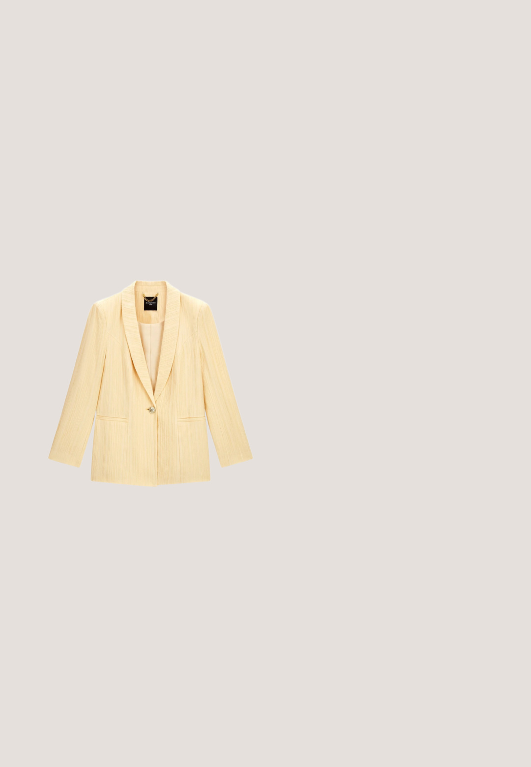 Hellbeiger Ein-Knopf-Blazer aus strukturiertem Stoff, mit Reverskragen, langen Ärmeln und zwei Vordertaschen.; Gelbes Satin-Kleid mit Cowl-Ausschnitt, taillierter Form, knielanger Saum und glatter Textur. Keine sichtbaren Muster oder Akzente.; Schwarzer Wildlederpumps mit hohem Absatz und spitzer Kappe, mit einem metallisch goldenen Absatz und einem kontrastierenden weißen Sohlenrand.; Schwarze rechteckige Sonnenbrille mit dunklen Gläsern. Goldene Metallbügel mit einem doppelten 'G'-Logo-Akzent. Glatter Kunststoffrahmen.; Schwarze Handtasche mit zwei Griffen, goldenen Ringen, seitlichen Kordelzügen, vorderseitigem "LIU·JO" Logo und einem hängenden goldenen Emblem-Anhänger.; Zarte Goldkette mit rechteckigem Anhänger, der ein eingraviertes Auge und einen blauen Edelstein in der Mitte zeigt.