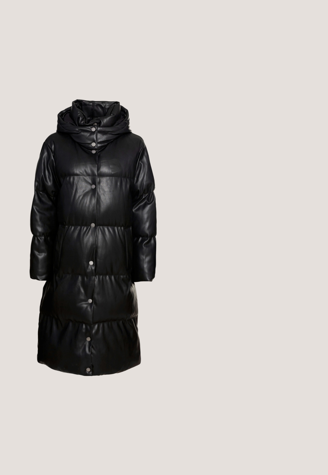 Guess EMILIE LONG - Abrigo de invierno - schwarz; Suéter negro de punto con cuello alto, corte holgado y puños acanalados. Presenta un logotipo triangular con acentos metálicos en el centro.; Pantalones de cuero negro con un diseño de pierna recta, textura suave y trabillas para cinturón. Sin patrones visibles ni detalles de hardware.; Mocasines de charol negro con punta redondeada, cinta decorativa de ante negro y suela de goma plana. Textura suave con acabado brillante.; Gafas de sol negras con una montura geométrica, lentes grises degradados y acentos en dorado rosa en la varilla que presentan un patrón de logo.; Bolso Guess de cuero negro con asas redondeadas, logo triangular dorado y etiqueta de llavero adjunta sobre fondo blanco.
