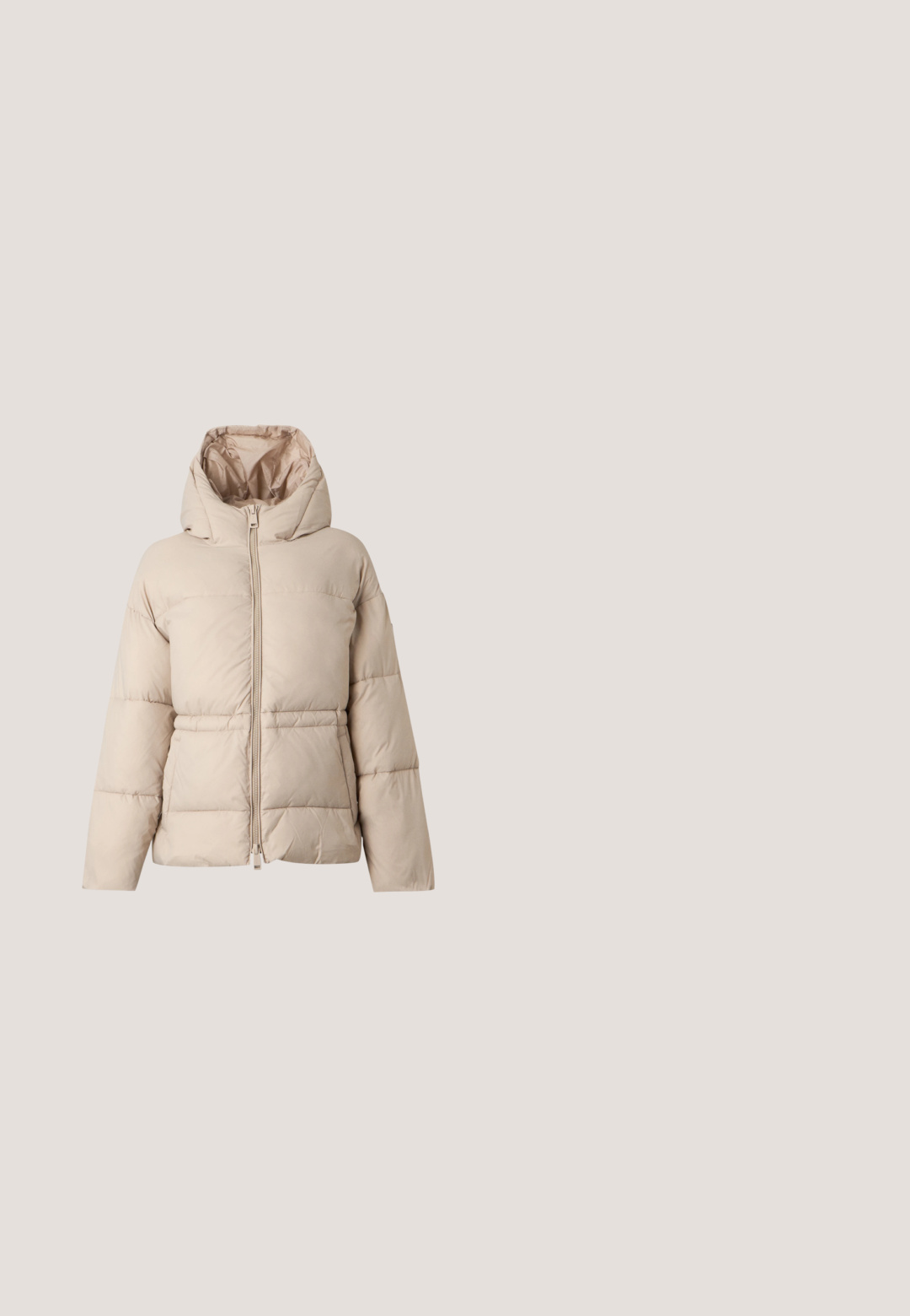 Veste matelassée beige avec capuche et fermeture éclair à l'avant, manches longues et coutures horizontales, présentée sur un fond uni.; Sweat-shirt bleu clair à manches longues avec col rond et broderie florale en relief à l'avant représentant deux roses et des feuilles.; Jean à jambes larges en denim foncé avec des surpiqûres orange contrastantes, deux poches avant et une fermeture à double bouton à la taille.; Mocassin en daim marron avec un petit détail mors doré, talon bas noir et coutures style mocassin sur fond blanc.; Sac à main en similicuir vert olive avec une bandoulière chaîne dorée, doté d'une fermeture magnétique et d'un détail breloque en forme d'ourson. Texture lisse.; Une paire de boucles d'oreilles créoles en or brillant avec une finition lisse et un petit fermoir sur un fond clair.