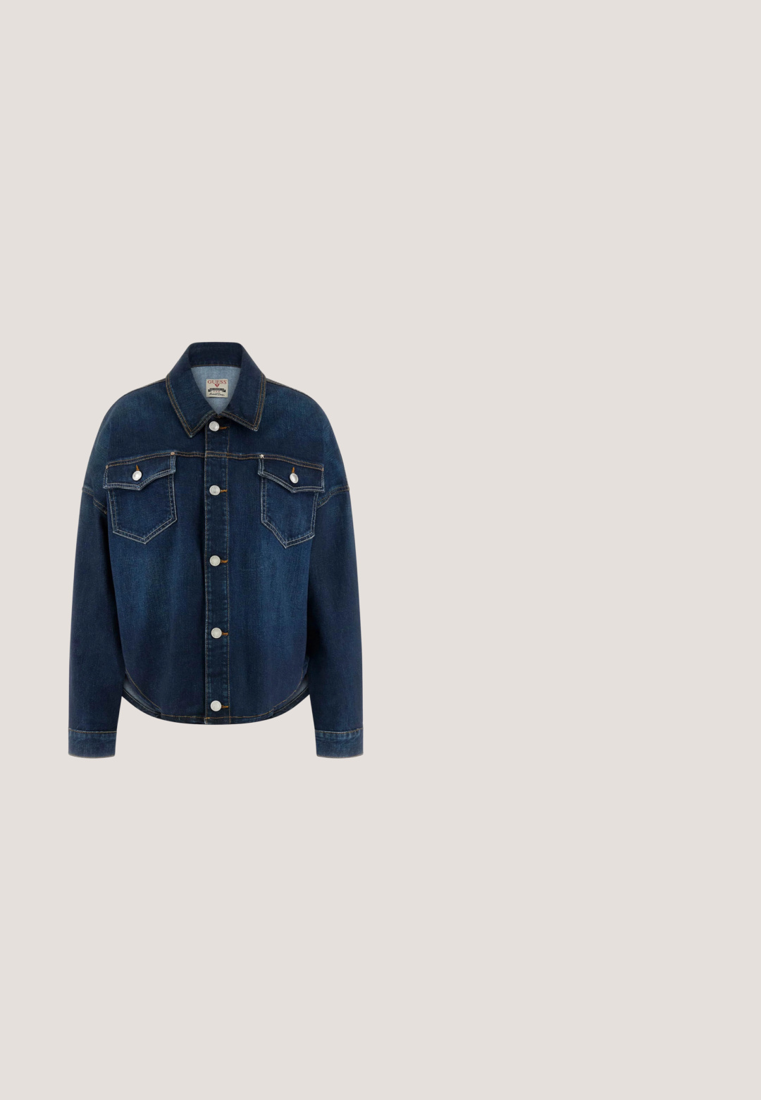 Mørkeblå denimjakke med knapfront, to brystlommer med klap og kontraststing, der har klassisk krave og lange ærmer.; Ensfarvet hvid T-shirt med korte ærmer og rund hals, normal pasform og glat stofstruktur på hvid baggrund.; Blå vidde jeans i denim med høj talje, fem lommer, subtile slidte detaljer, knaplukning og kontrasterende syninger.; Brune ruskind ankelstøvler med spidse tæer, mellemhøj blokhælt og minimal syning for et elegant udseende.; Rød silkeslørf med en hvid hjerteomrids, "Coach" skrift, et vinget hestegrafik og tekst der siger, "Amerikas oprindelige hus for læder."; Snoet mørkebrunt læderbælte med en messing rektangulær spænde og præget "Levi's" logo på spidsen af bæltet.