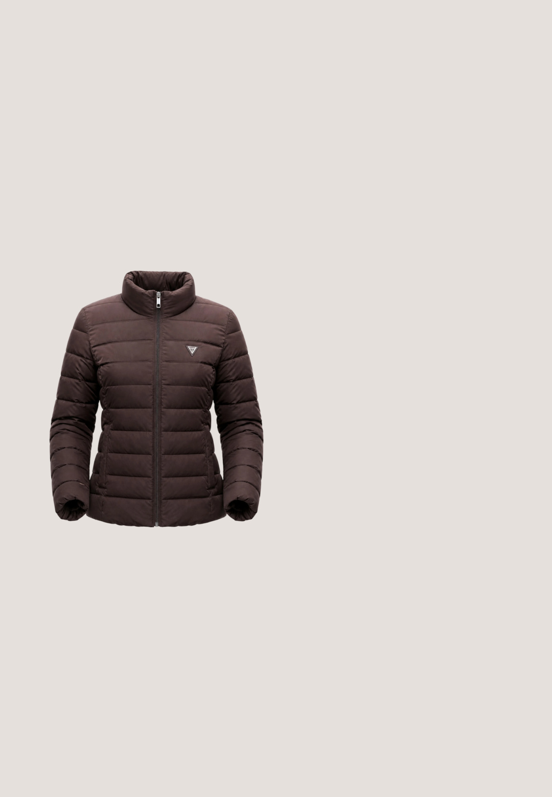 Bruine gewatteerde jas met horizontale doorgestikte lijnen,staande kraag, volledige ritssluiting vooraan en een klein driehoekig logo op de borst.; Zwarte hoodie van katoen met een logo waarop "GANT 1949" staat en gestreepte accenten in rood en wit aan de voorkant. Standaard fit met een capuchon met trekkoorden.; Wit katoenen T-shirt met een ronde hals en korte mouwen. Heeft een klein geborduurd logo op de linkerborst. Gladde textuur.; Zwarte wijde broek met een gladde textuur, voorzien van twee voorplooien, een tailleband en zonder zichtbare hardware of zakken.; Bruine leren enkelboot met een ronde neus, een mid-height blokhak en subtiele stiksels. Voorzien van een zij-haalriem voor gemakkelijke aan- en uittrekken.; Zwarte rechthoekige leren draagtas met twee lange handvatten en gouden "JENNY" logo in het midden aan de voorkant.
