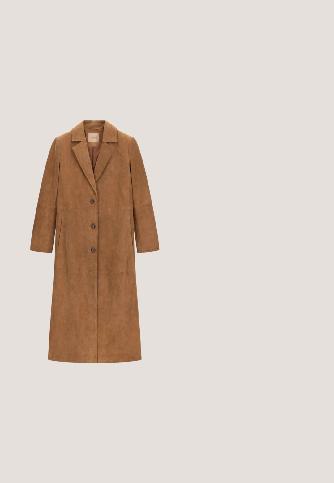 Lang brun ruskindfrakke med reverskrave og tre forreste knapper, designet til en afslappet pasform.; Wrangler LONG SLEEVE WESTERN FOR REGULAR FIT - Skjortebluser - dark wash; Mørkeblå straight-leg denim jeans med fem lommer og synlig orange syning på hvid baggrund.; Brune læder støvle til knæene med spids tå, buet top og blokhæl. Har et subtilt præget design på udvendig side.; Firkantet brunt silketørklæde med hvide paisley- og stjernemønstre, foldet i en lagdelt trekantsform.; Brunt læderbælte snoet sammen med udsmykket antikt guldfarvet spænde, løkke og spids med blomster- og geometriske indgraveringer, på hvid baggrund.