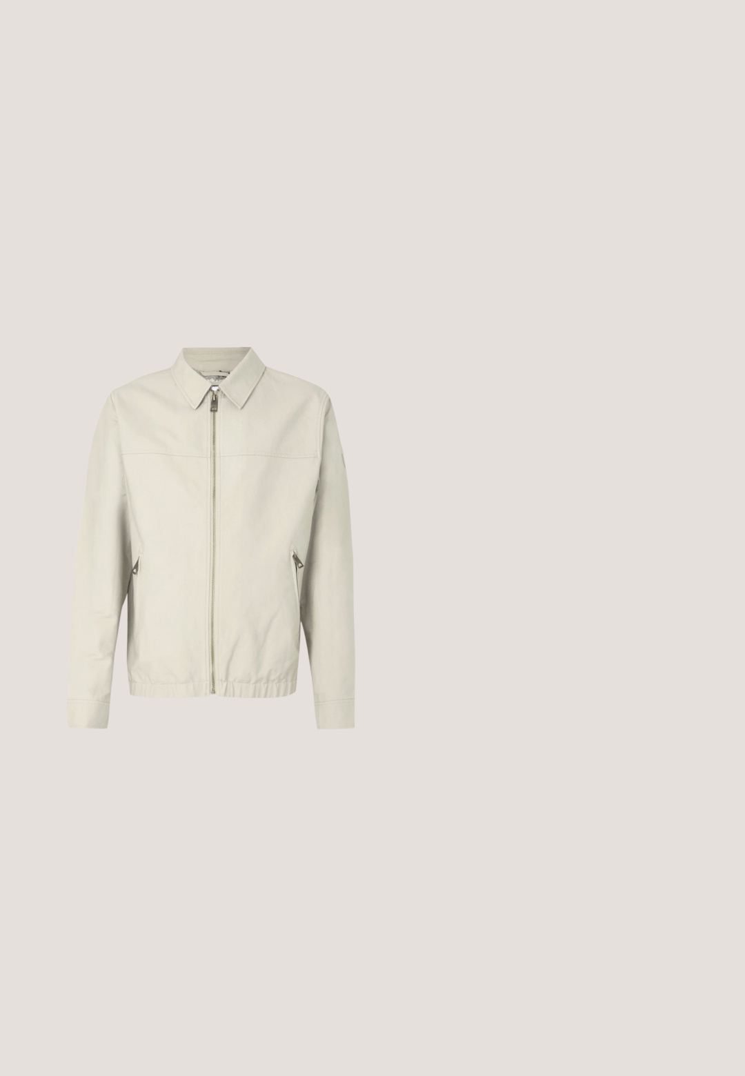 Chaqueta bomber gris claro con cierre frontal, cuello de punta, dos bolsillos laterales y puños elásticos. Tejido suave con un diseño sencillo y minimalista.; Camiseta de color beige claro de manga corta y cuello redondo con logo "BOSS" en relieve sutil en el pecho y etiqueta negra en el cuello.; Shorts de color beige claro fabricados en algodón, con cierre de botón, bolsillos delanteros y dobladillo cosido. Textura suave con un diseño casual.; Botines de ante beige con suela de goma negra, diseño con cordones y un pequeño logotipo grabado en el lateral, que cuenta con una lengüeta en la parte posterior.; Bolso cruzado marrón texturizado, hecho de material duradero, con forma rectangular, cierre de cremallera y correa ajustable. Logo de Lacoste visible.; Cinturón tejido beige con diseño de correa plana, cuenta con hebilla de metal tono plata y un detalle de cuero con el logo de la marca.