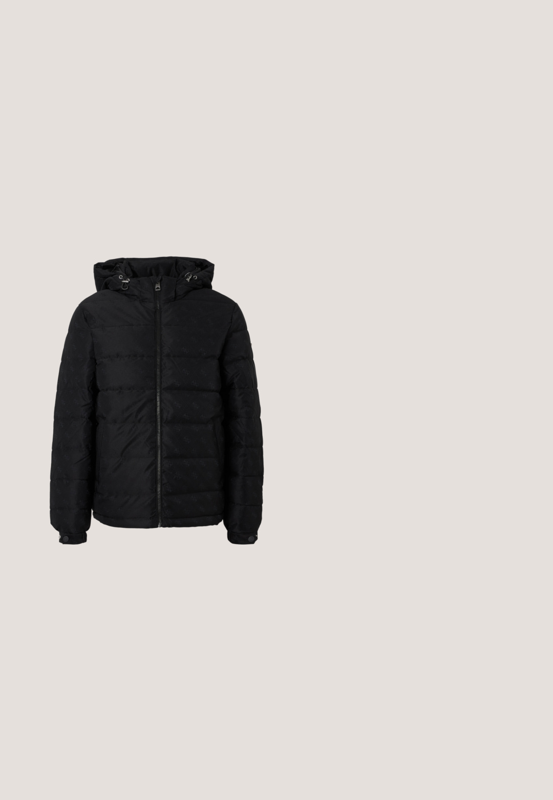 Schwarze Steppjacke mit Kapuze, ausgestattet mit einem Reißverschluss, stepptexturiert und mit einem dezenten gepprägten Muster. Verstellbare Kordeln an der Kapuze.; Schwarzer Pullover mit langen Ärmeln, dunkelgrauem horizontalem Streifen und umgekehrtem Dreieck mit dem Wort "GUESS" über der Brust und an den Ärmeln.; Weißes Baumwoll-T-Shirt mit kurzen Ärmeln, vorne mit schwarzem "GUESS"-Logo und roten Akzenten in einem dreieckigen Design.; Schwarze Slim-Fit-Jeans mit Vorder- und Rückentaschen, Gürtelschlaufen und Knopfverschluss, auf einem weißen Hintergrund präsentiert.; Schwarze Chelsea-Boots mit elastischen Seitenpaneelen, samtig-matter Oberfläche und dicker Sohle. Verfügt über eine Ziehschlaufe für einfaches Anziehen. Minimalistisches Design.; Schwarze Umhängetasche mit geometrischem Prägungsmuster, silberner Hardware, Reißverschlussverschluss, verstellbarem Riemen und markantem Logoschmuck.