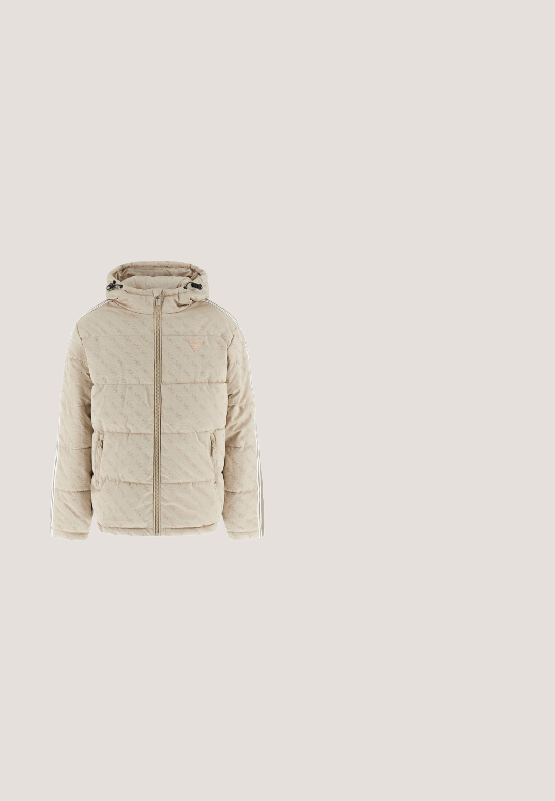 Cazadora acolchada beige con capucha, textura quilted, logo en el pecho, cierre frontal con cremallera y detalles a rayas en las mangas. Cuenta con bolsillos laterales.; Sudadera con cuello redondo en color blanco roto, fabricada con tela suave. Cuenta con mangas largas, dobladillo recto y una etiqueta en el cuello con detalle de logo.; Camiseta de algodón gris con un gráfico triangular que incluye la palabra "GUESS" y detalles florales en amarillo. Cuello redondo, mangas cortas y corte estándar.; Pantalones beige de algodón con corte recto, que cuentan con un cierre frontal de botones, bolsillos laterales y detalles de textura sutil.; Bota Chelsea de ante marrón con paneles laterales elásticos, suela de goma y tirador. Presenta un acabado texturizado y detalles cosidos.; Bolsa de aseo de diseñador marrón con patrón de monograma, bolsillo frontal con cremallera y logo dorado de Guess sobre fondo blanco liso.