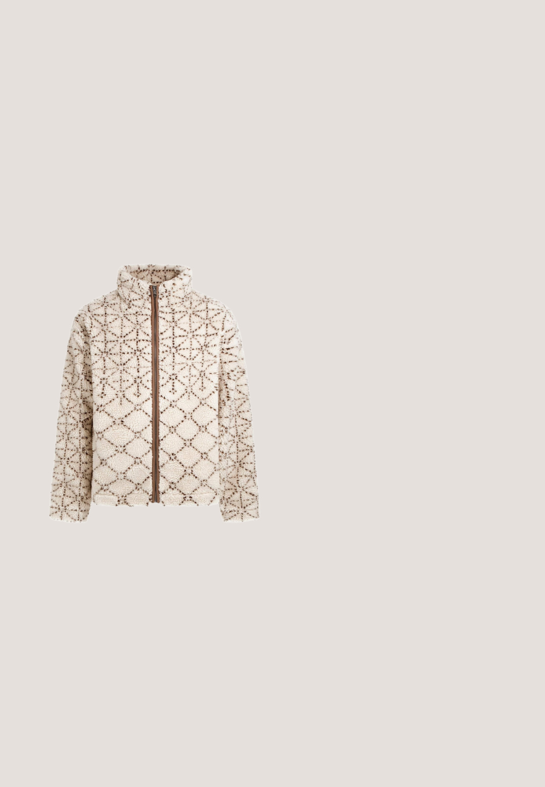 Fleecejakke med høj krave, der har en elfenbenfarvet base og et brunt geometrisk mønster. Den har en frontlynlås og er blød i teksturen.; Beige langærmet crewneck-trøje med subtilt præget "GUESS" logo på tværs af brystet og ribstrikkede manchetter og kant.; Beige kortærmet t-shirt med et subtilt all-over logo mønster, ribbet krave og manchetter. Fremstillet af et blødt, tekstureret stof.; Beige mønstrede bukser med et diskret bladmotiv, veltilpassede, med knaplukning og sidelommer. Glat stoffetekstur.; Brun ankelstøvle i ruskind med sort sål, lav stakket hæl og minimale syningsdetaljer.; Brun mønstrede crossover taske med et trekantet logo, sort og brun rem samt lynlås. Har geometrisk design på stoffet.