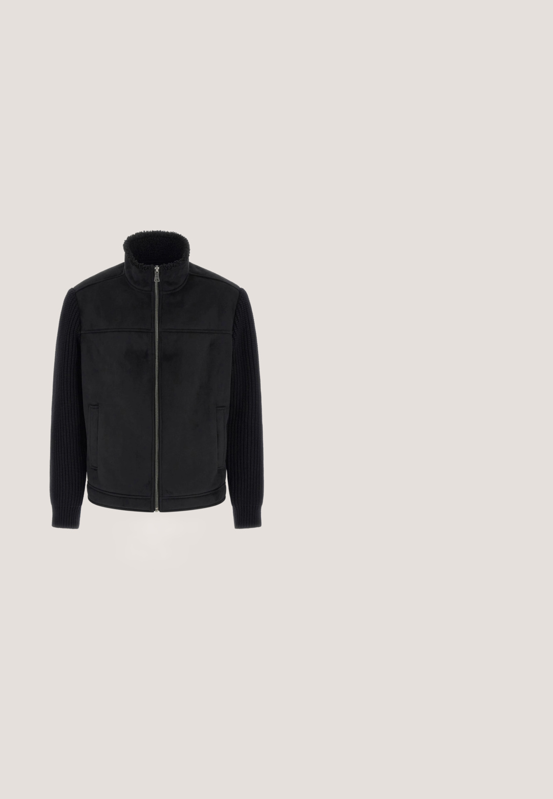 Sort jakke med lynlås foran, blødt krave og teksturerede strikkede ærmer. Blødt indvendigt materiale med sidelommer og en figursyet talje.; Sort sweatshirt lavet af blødt stof med et fuzzy sort "KL" logo prydet med paljetter. Rund hals, lange ærmer og ribbede manchetter.; Enkel off-white kortærmet t-shirt med rund hals og subtilt præget tekst på brystet med teksten "PARIS LACOSTE"; Sorte slim-fit jeans med fem lommer, knaplukning og bælteklips, vist fladt på en hvid baggrund.; Sort ruskind snørestøvle med polstret krave, præget sidemønster, tyk mønstret sål og rundet tå.; Kompakt mørkegrå crossbody taske med frontlomme med lynlås, sort justerbar strop og "JOOP!" logo på fronten.