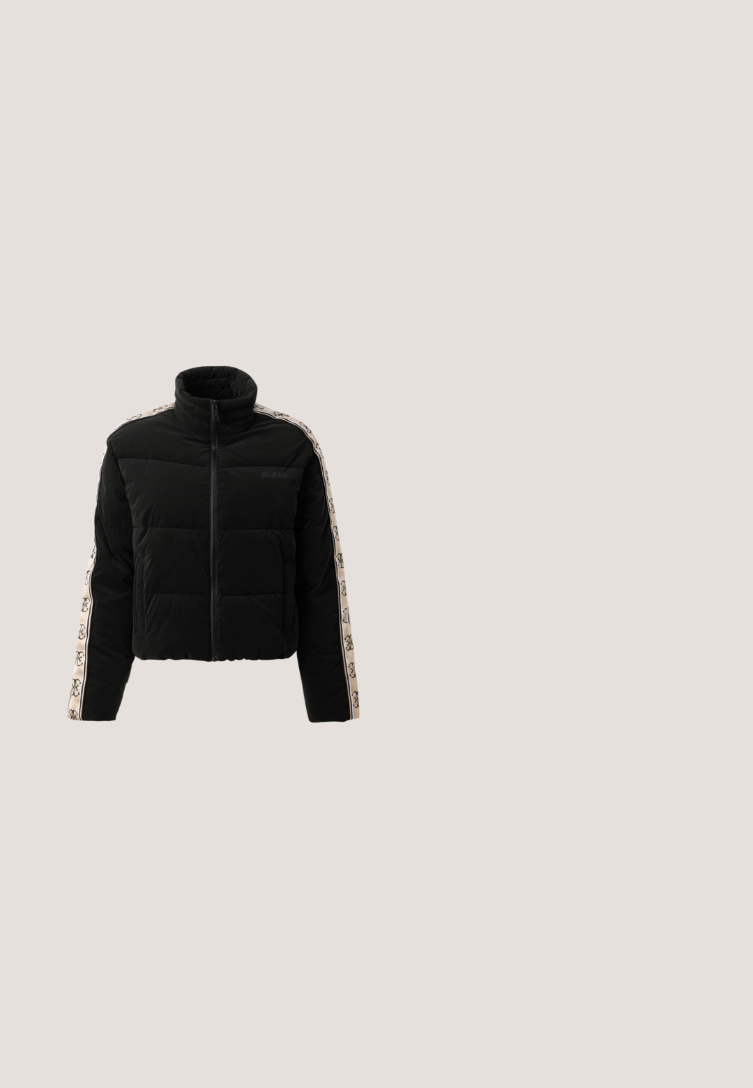 Chaqueta de plumas negra con cuello alto, cierre de cremallera y mangas con un patrón que presenta un acento de logo beige. Diseño acolchado horizontal.; Suéter negro de manga corta con cuello y puños acanalados, con "GUESS" y "EST. 1981" en tachuelas metálicas en la parte delantera.; Pantalones ajustados negros con un sutil patrón geométrico, diseño de pierna recta y un cierre frontal con botón y acento metálico.; Mocasín de ante negro con punta redondeada, detalle de lazo en la parte delantera, ojales dorados y emblema decorativo cerca del talón.; Bolso de satén negro con forma curva, que cuenta con un cierre de cremallera y un logo triangular en metal en la parte delantera. Textura suave y diseño elegante.; Pulsera de cadena de oro delicada con un colgante de luna creciente que sostiene una piedra preciosa redonda y transparente y pequeños detalles de estrellas, cierre ajustable con etiqueta triangular.