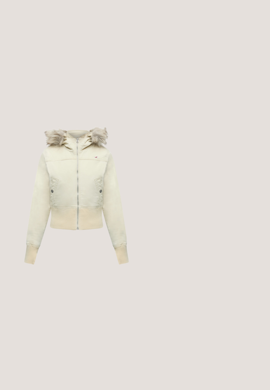 Crèmekleurig jasje met ritssluiting, geribde boorden en zoom, zijzakken met knoopflappen en een capuchon afgewerkt met lichtbruine nepbont.; Witte cropped sweater met een geribbelde textuur, grote kraag en drie decoratieve knopen bij de halslijn. Lange mouwen met geribbelde boorden.; Witte katoenen T-shirt met lange mouwen, voorzien van een ronde halslijn en een getailleerd ontwerp, met een gladde textuur en zonder versieringen.; Blauwe spijkerbroek met wijde pijpen, voorzakken, riemlussen en knoopsluiting, getoond op een eenvoudige witte achtergrond.; Crèmekleurige slipper met een fuzzy textuur, plat ontwerp, ronde neus en een decoratieve band met een kleine accent.; Kleine witte handtas met een gekrulde bonttextuur, dubbele handvatten en een afneembare schouderriem tegen een effen lichte achtergrond.