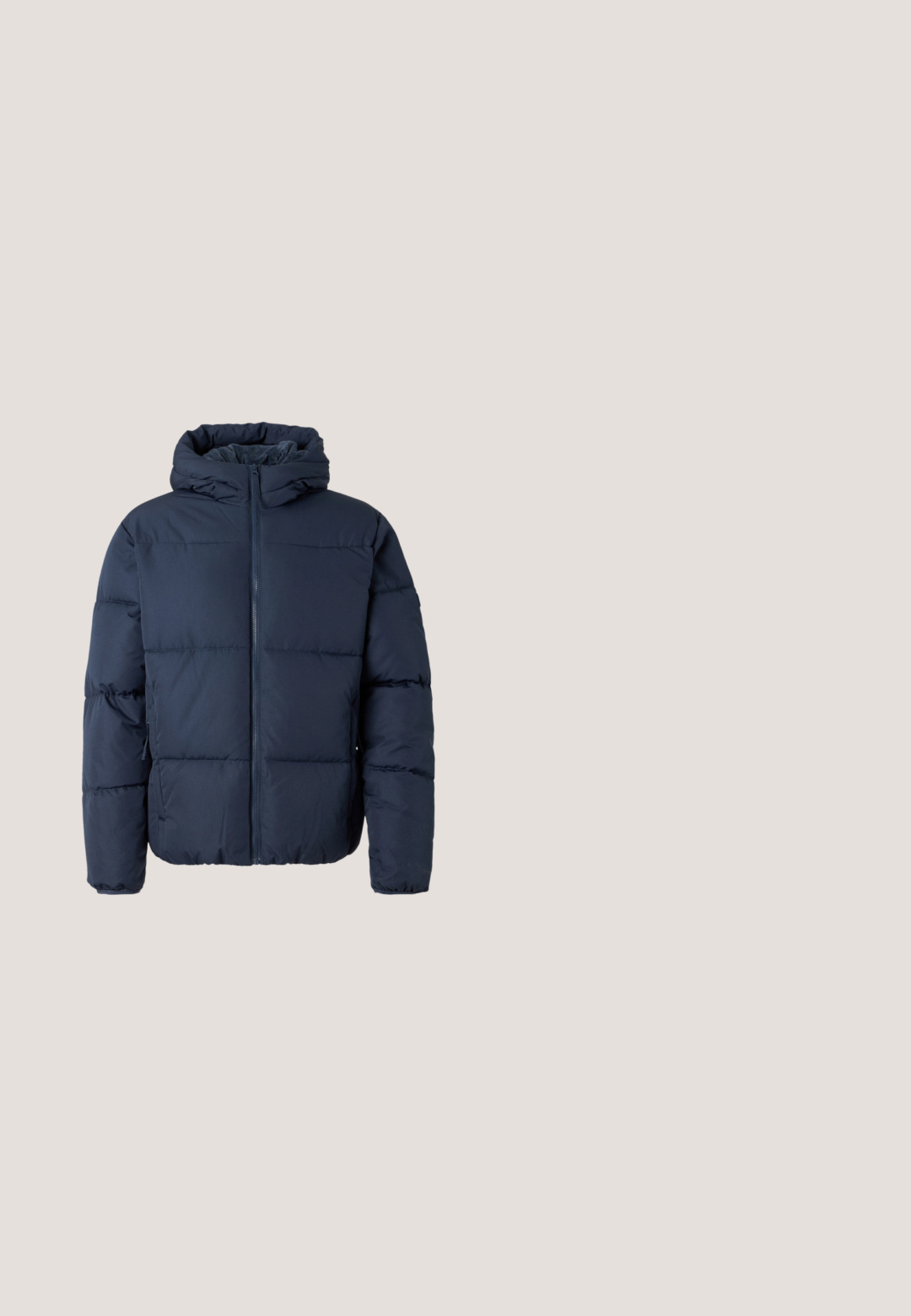 Veste rembourrée marine avec capuche, dotée d'une fermeture éclair avant et de panneaux cousus. Le matériau est lisse et légèrement brillant avec une texture rembourrée.; Pull en maille bleu marine foncé avec un motif torsadé texturé, col rond, ourlet et poignets côtelés. Tissu doux, manches longues.; T-shirt bleu clair à manches courtes avec petite boîte de jus brodée et cœur sur la poitrine gauche, col rond, design simple.; Jean droit bleu foncé avec surpiqûres orange, bouton frontal et design à cinq poches sur un fond clair uni.; Bottes de cheville en cuir bourgogne avec une finition lisse, bout rond, semelle en caoutchouc noir et œillets métalliques pour les lacets. Tirant à l'arrière.; Sac fourre-tout en toile bleue avec poche frontale et broderie rouge "O.N.S", doté de doubles poignées et d'une bandoulière réglable.