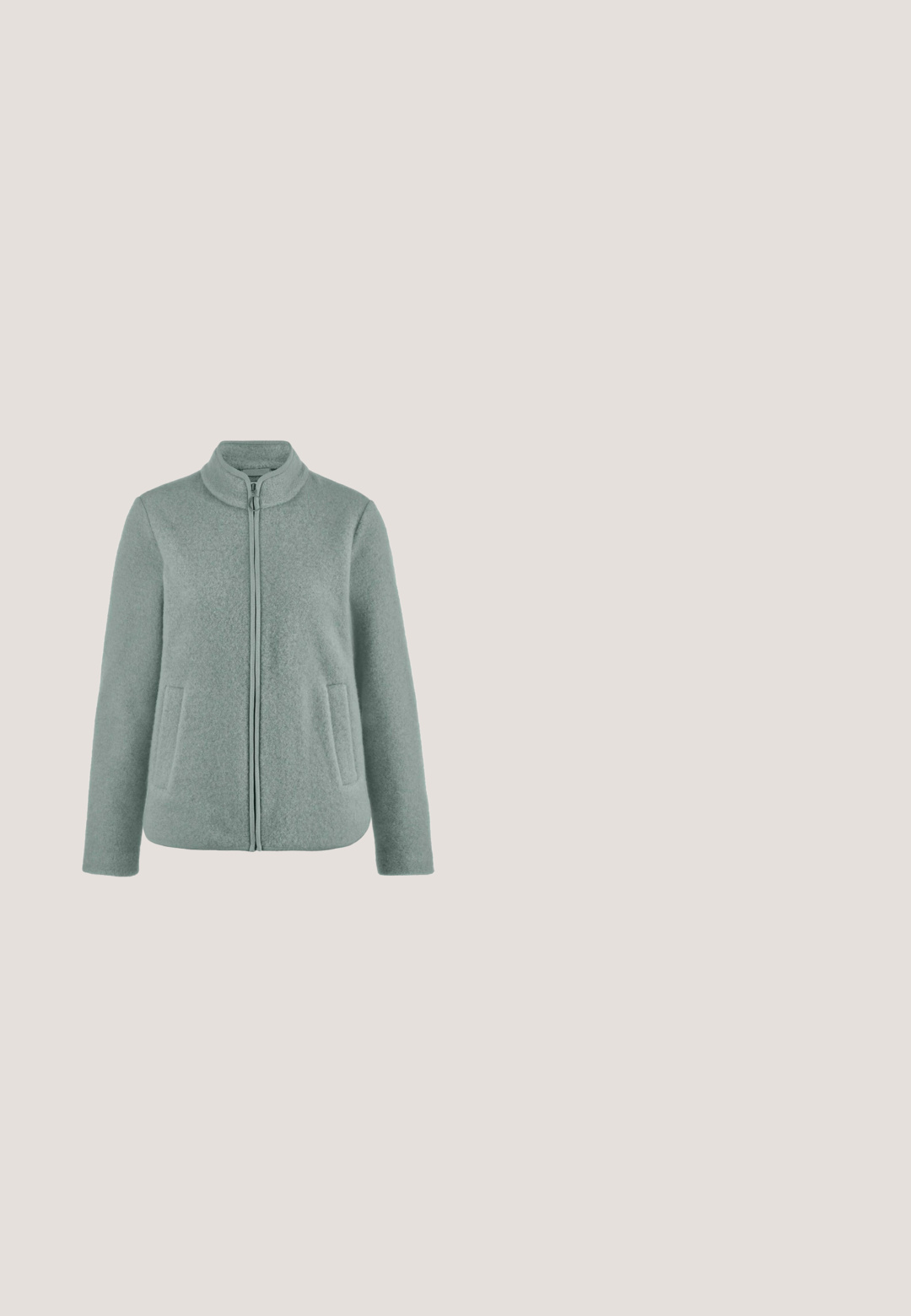 Hellgraue Wolljacke mit Reißverschluss, Stehkragen und zwei Fronttaschen, dargestellt vor weißem Hintergrund.; Minzgrünes V-Ausschnitt-T-Shirt mit kurzen Ärmeln, aus weichem Stoff gefertigt, mit lockerer Passform und ohne Muster oder sichtbare Hardware.; Beige Hosen mit weitem Bein, seitlichen Taschen und einem elastischen Bund, dargestellt vor einem schlichten weißen Hintergrund.; Beige Wildlederschuh mit runder Zehenpartie, tonalen Schnürsenkeln und einer weißen Gummisohle. Verfügt über ein dezentes Markenlogo und ein strukturiertes Seitenelement.; Beiger Tragetasche mit zwei oberen Griffen, Fronttasche, seitlichen Kordelzügen und "Kapten & Son"-Logo mittig auf der Fronttasche.; Silberne Halskette mit unregelmäßigen Perlen und kleinen Akzenten, ausgestattet mit einem verstellbaren Verschluss und einer Verlängerungskette.